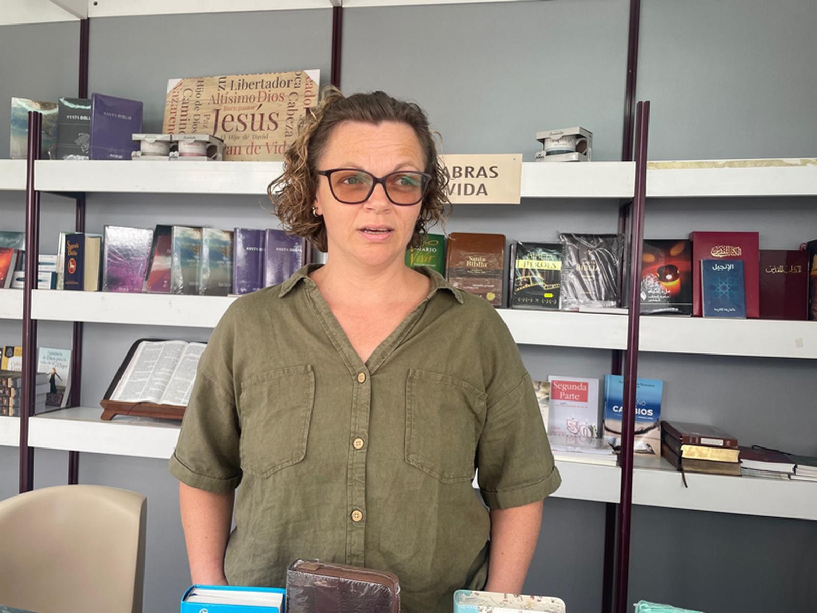 Ruth Classen, a cargo del puesto de Palabras de Vida este viernes. / FOTO REDUAN