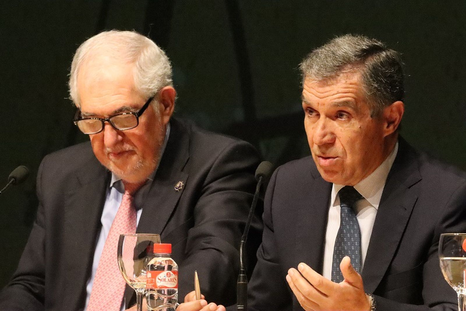 El presidente del TSJA, Lorenzo del Río -a la derecha-, junto al presidente del TC, Cándido Conde Pumpido, durante las jornadas jurídicas. / FOTO REDUAN