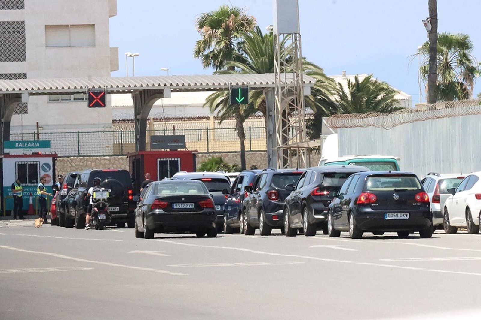 Fila de vehículos para entrar al Puerto este jueves. / FOTO REDUAN