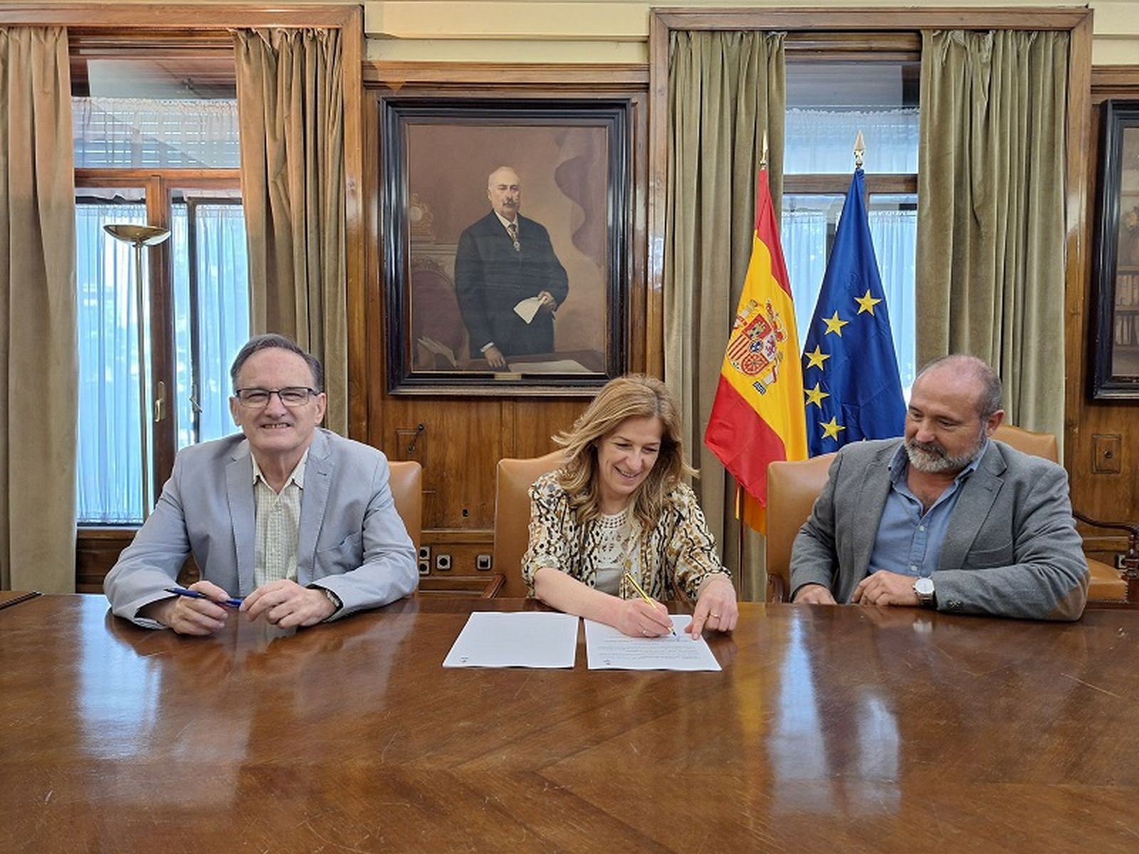 La directora general del INGESA, Isabel Muñoz, firma el acuerdo junto al director territorial, Jesús Lopera, y al gerente de Ceuta, Carlos Ramírez. / FOTO CEDIDA