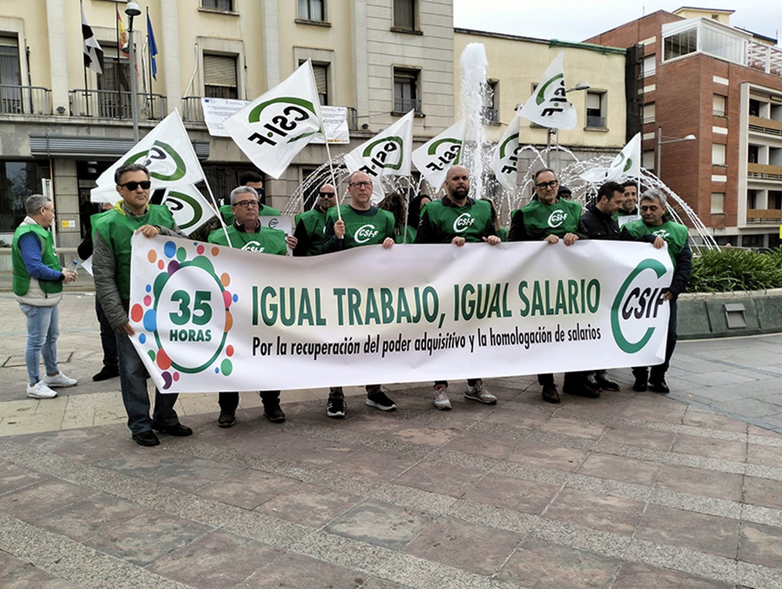 Los sindicalistas de CSIF, concentrados ante la sede de la Delegación del Gobierno/FOTO EL PUEBLO