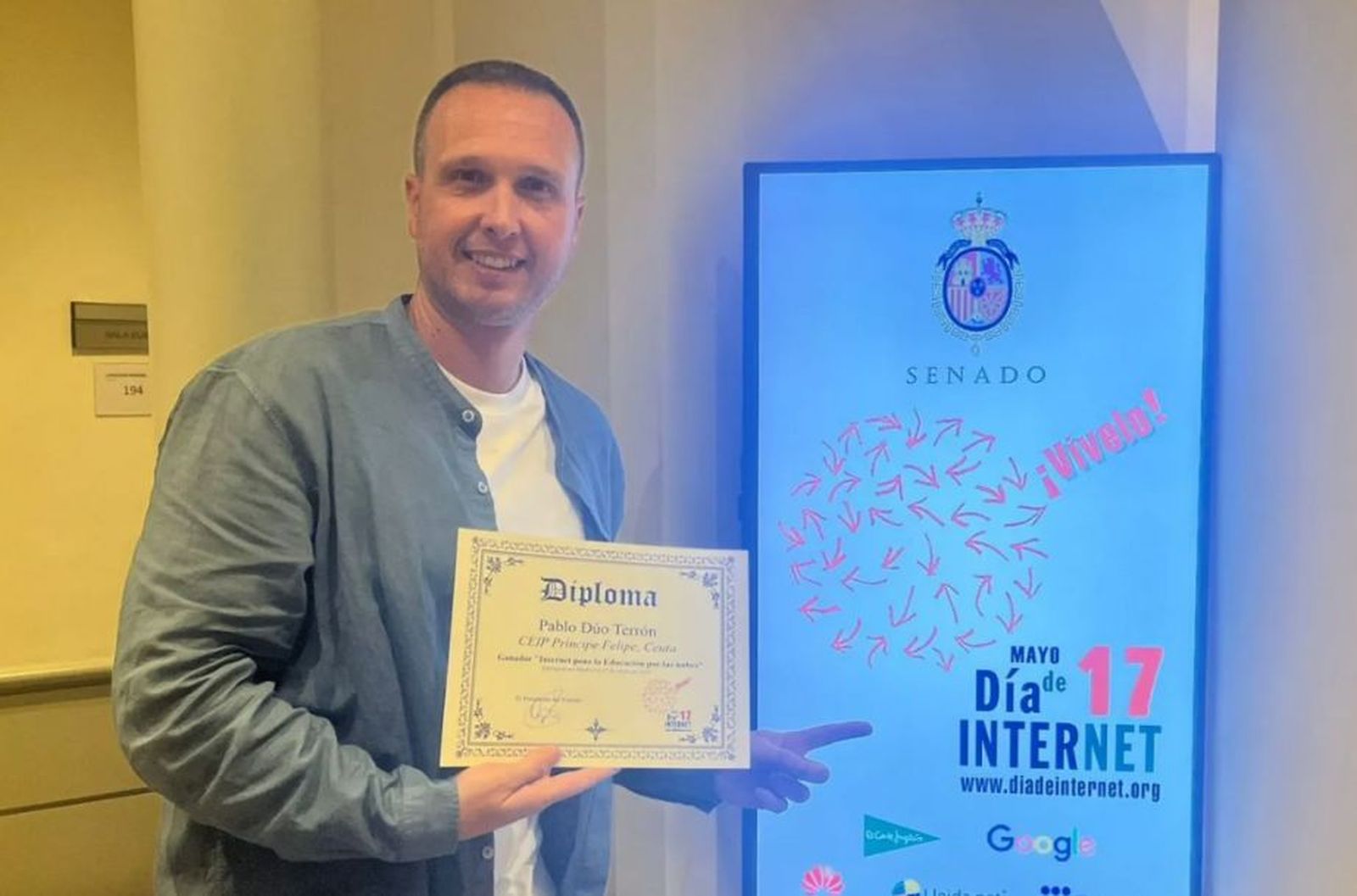 El profesor Pablo Dúo recogiendo un premio en el Senado por el Día Mundial de Internet en mayo de 2024. / FOTO CEDIDA