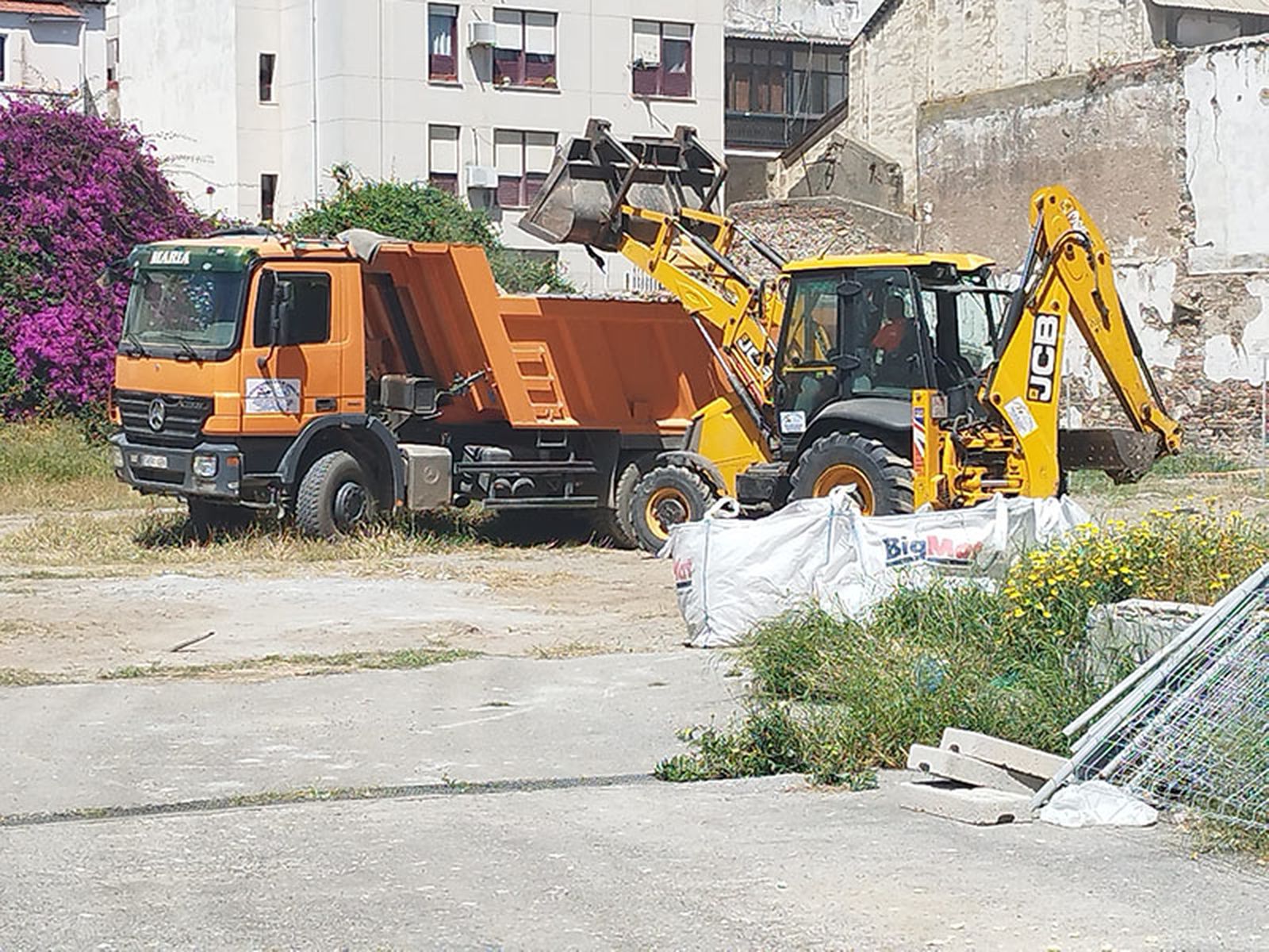 Un camión y una excavadora trabajan en el solar/FOTO EL PUEBLO
