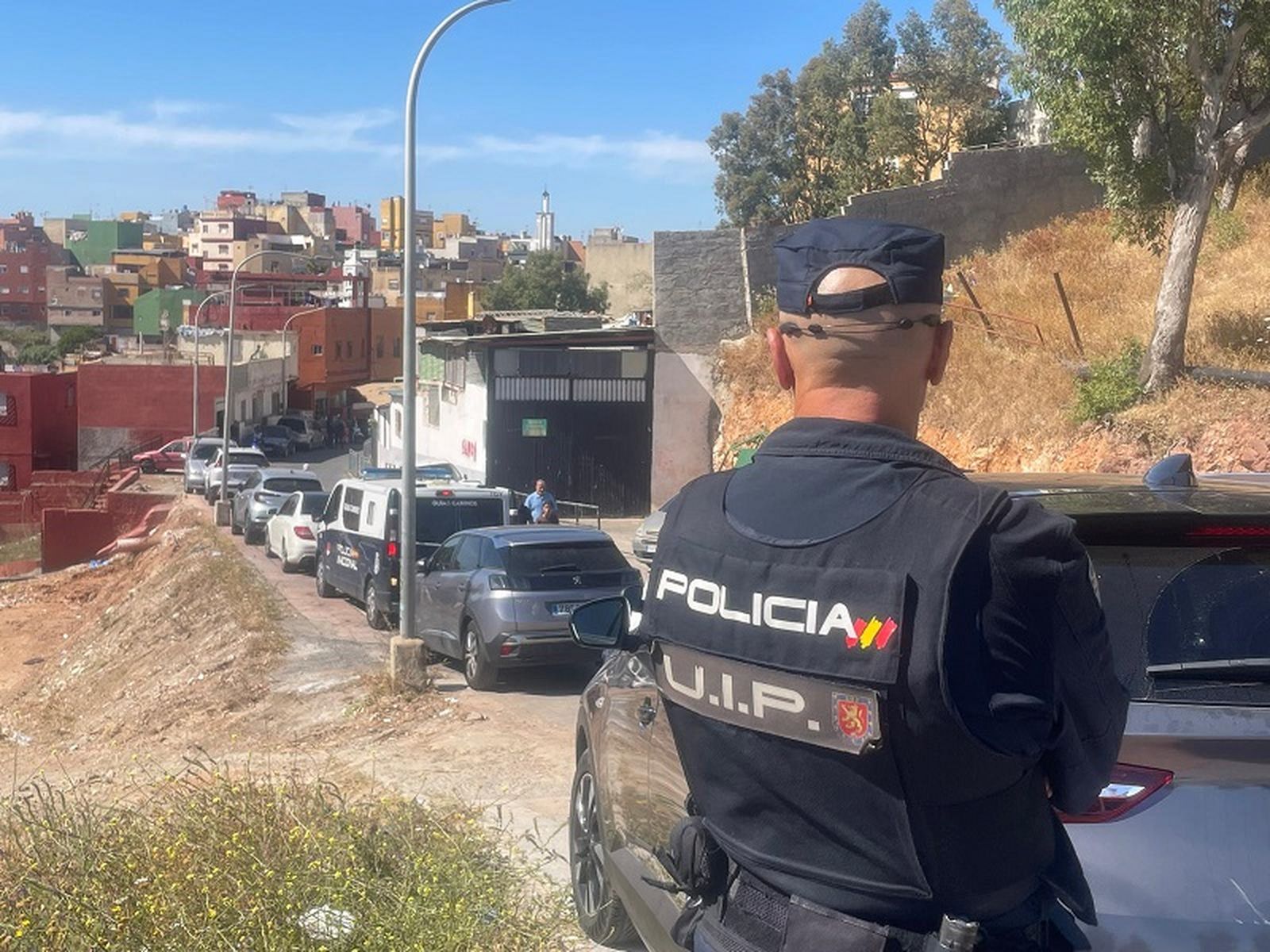 Agente de la Policía Nacional durante los registros de este martes. / FOTO REDUAN
