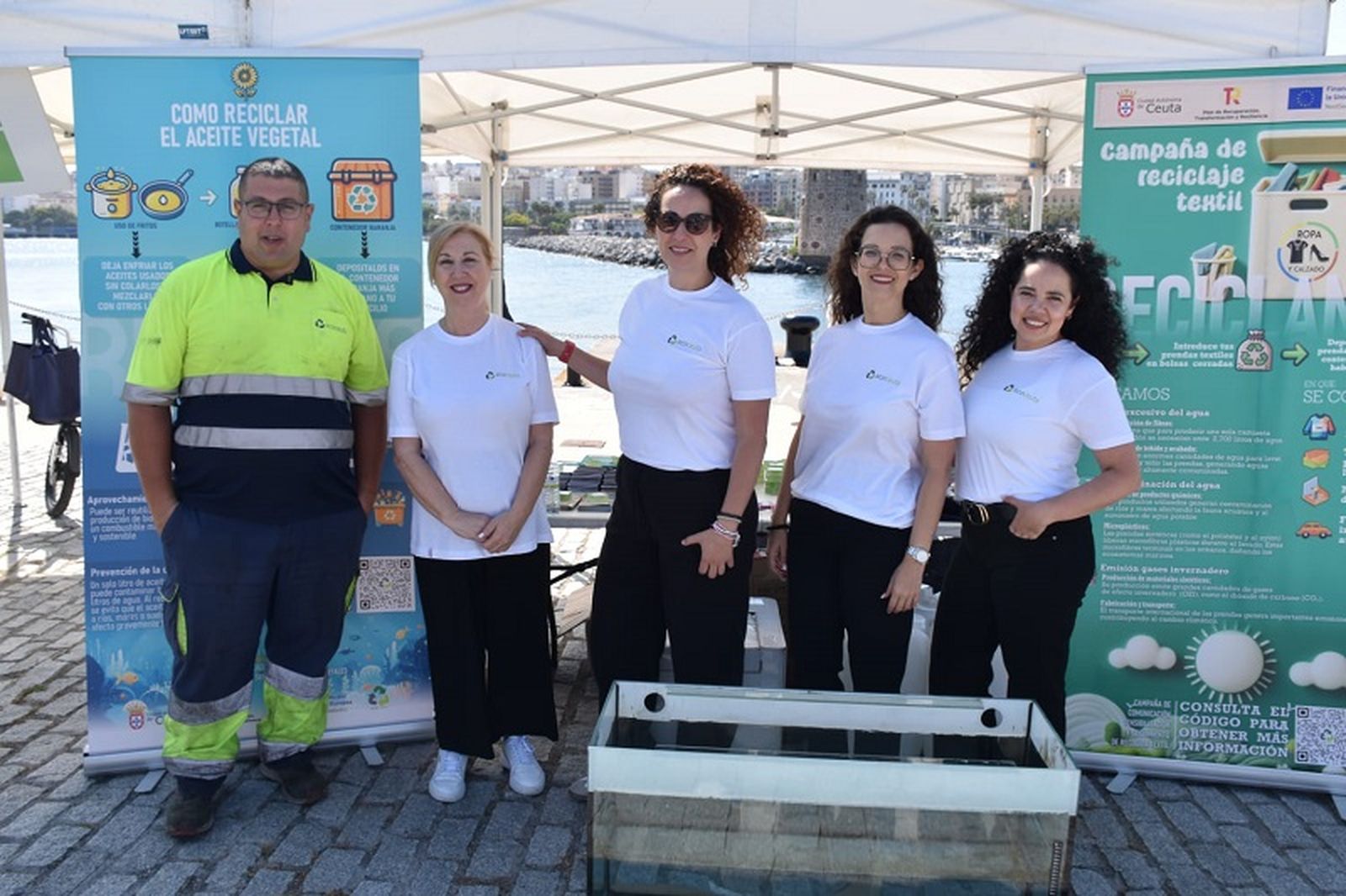 Trabajadoras de Ecoceuta junto a su stand. / FOTO NICOL’S