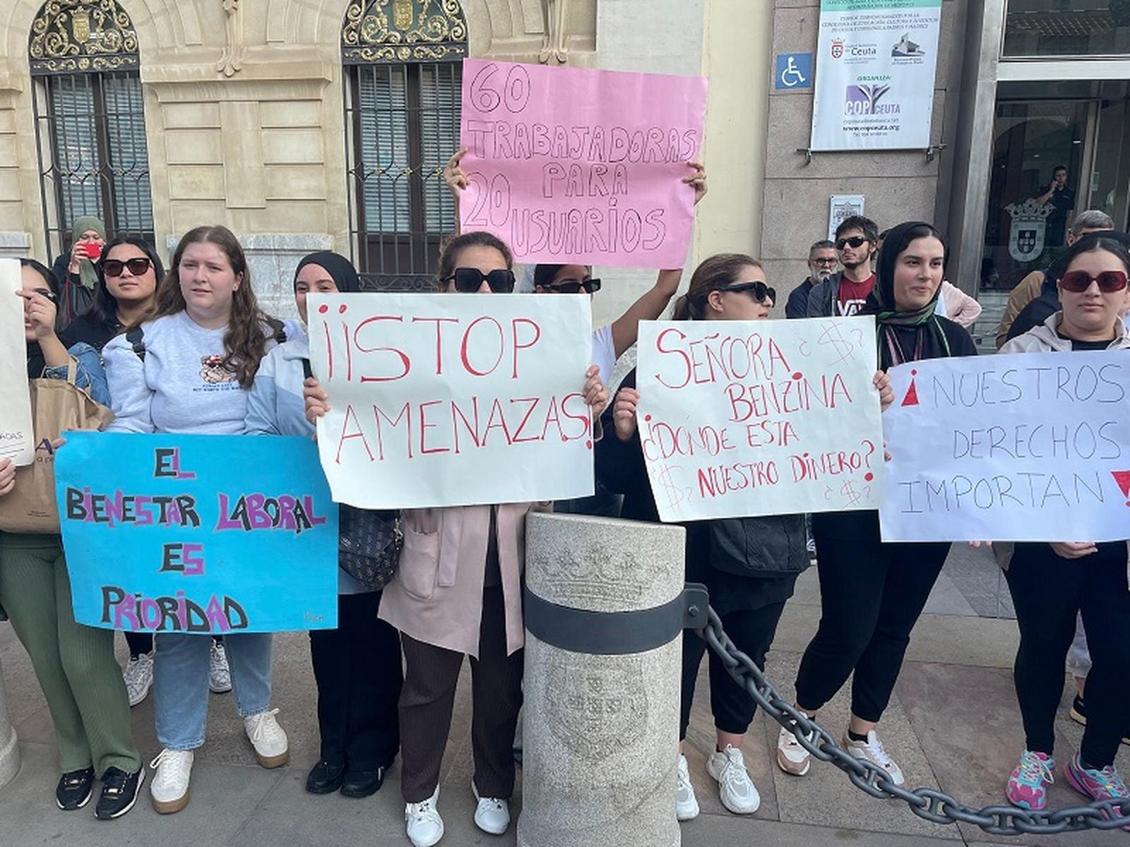 Algunas de las trabajadoras de Salzillo que se concentraron frente al Ayuntamiento en octubre de 2024. / FOTO REDUAN