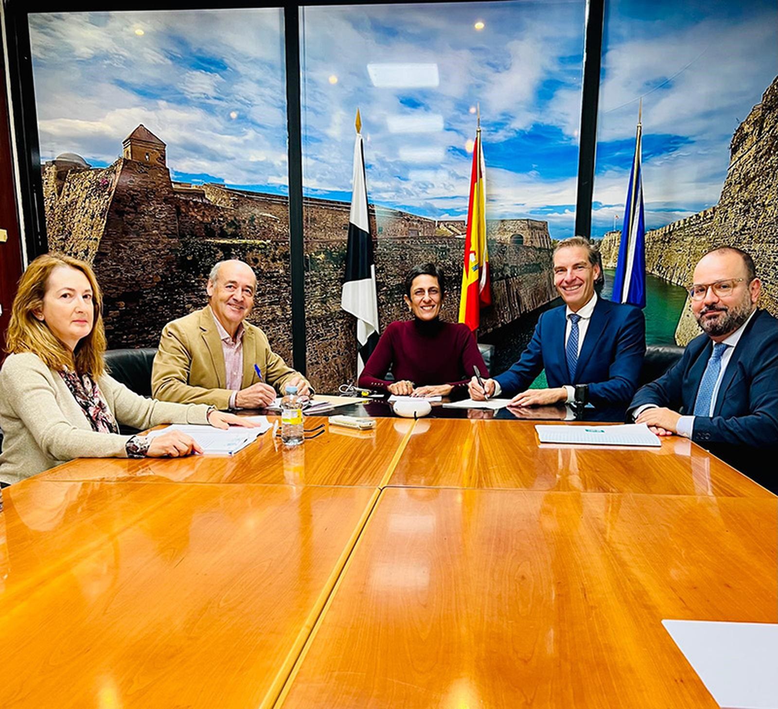 Acto de la firma de la póliza/ FOTO CEDIDA