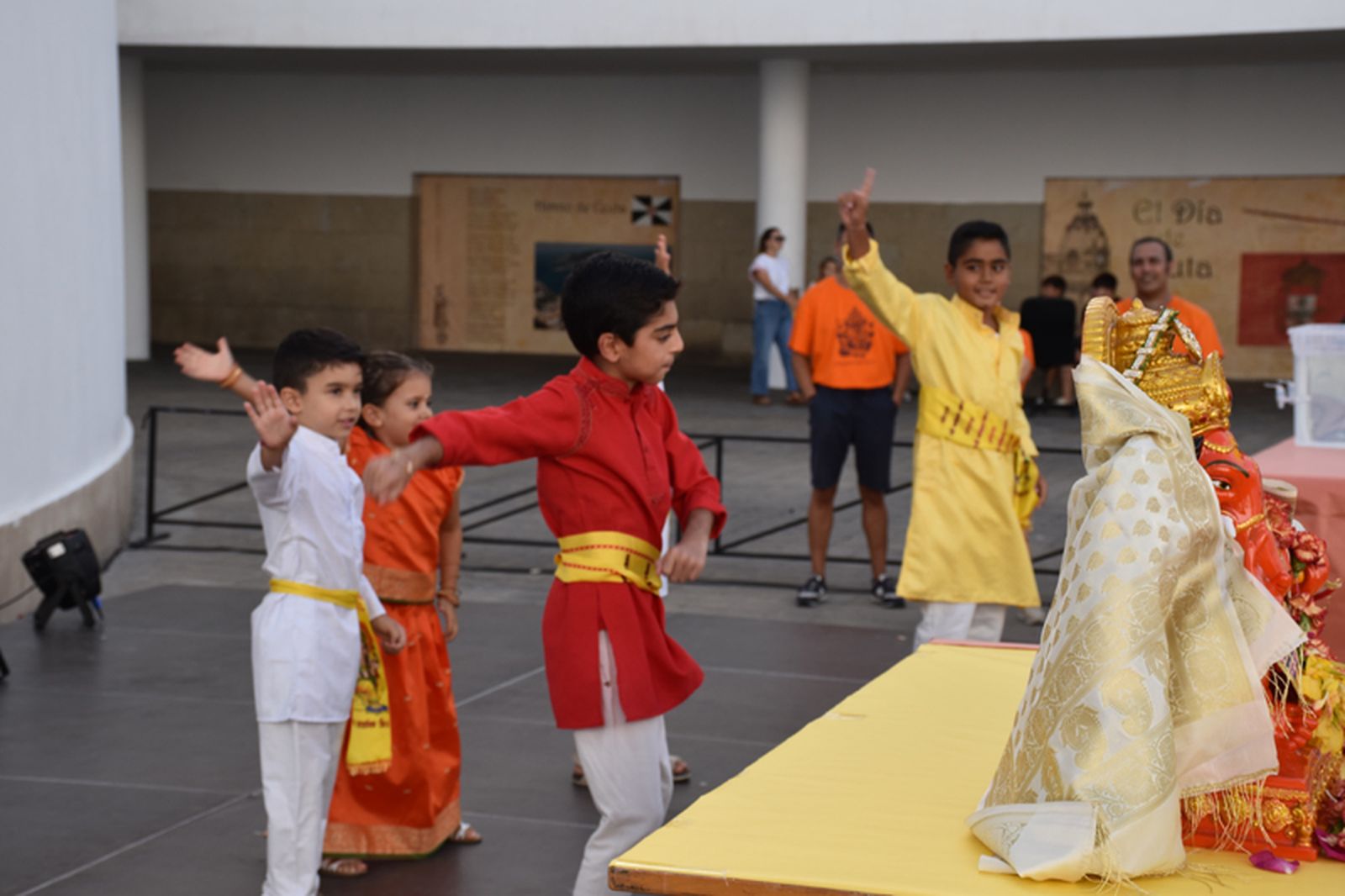 Jóvenes de la Comunidad Hindú en un baile durante la festividad de Ganesh | FOTO NICOLS