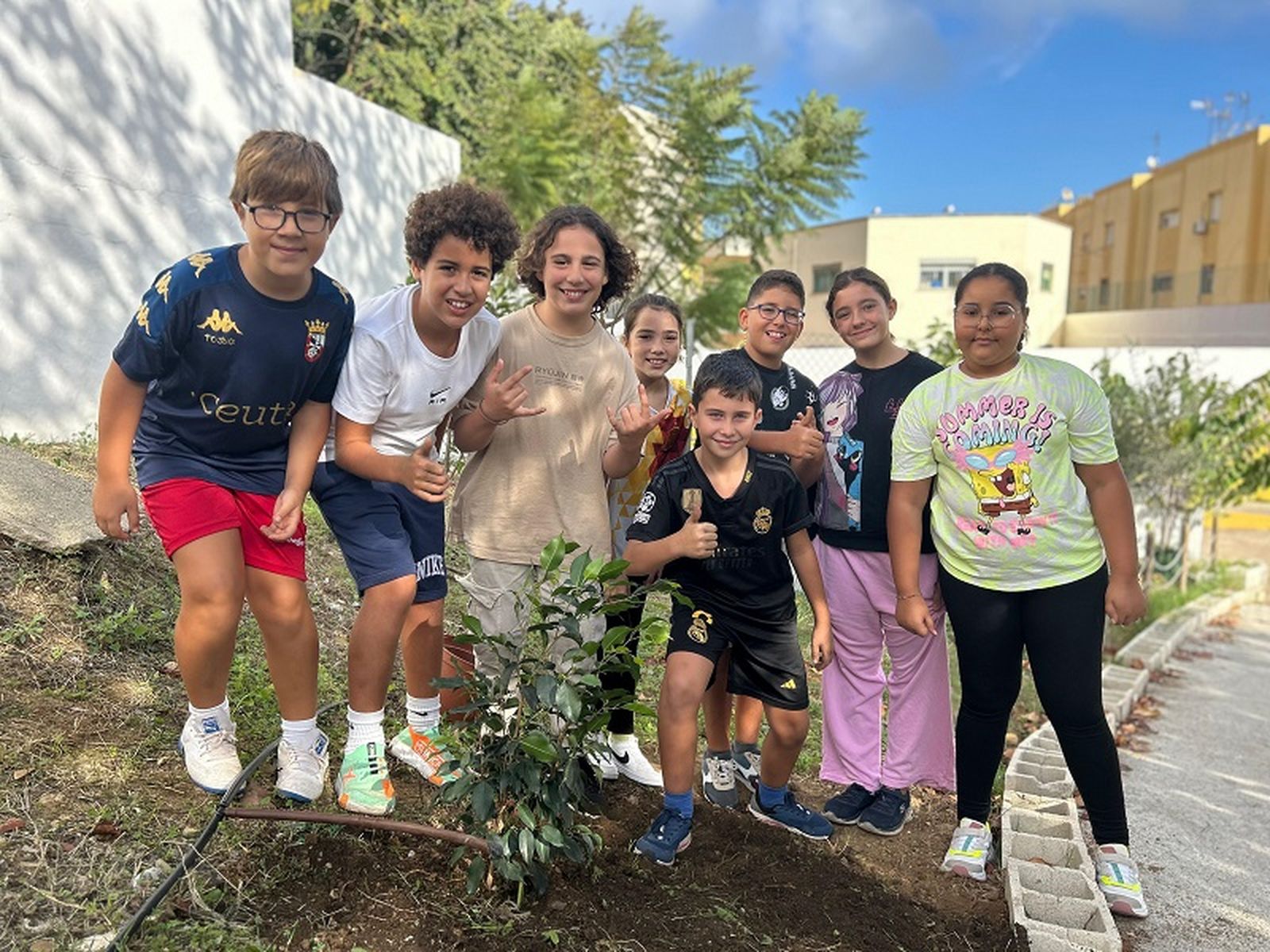 Jóvenes del CEIP José Ortega y Gasset tras la plantación del ficus |  FOTO E.A.Z.