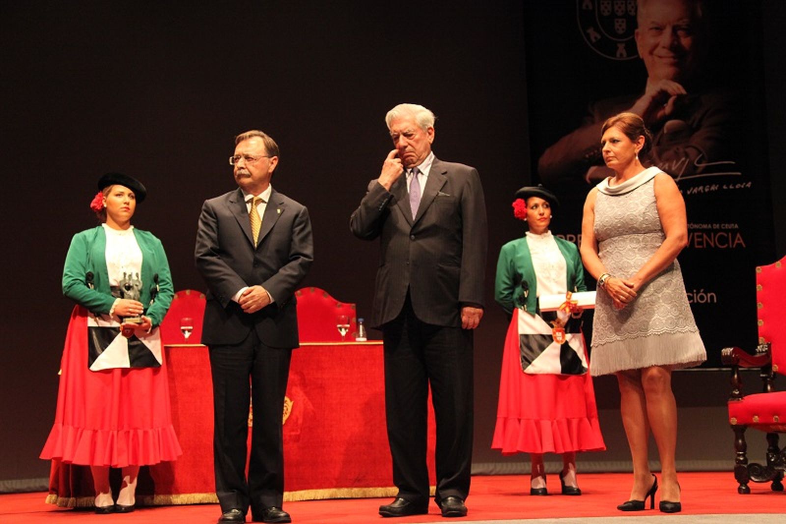 El presidente Vivas junto a Vargas Llosa durante el premio convivencia en 2013. / FOTO REDUAN