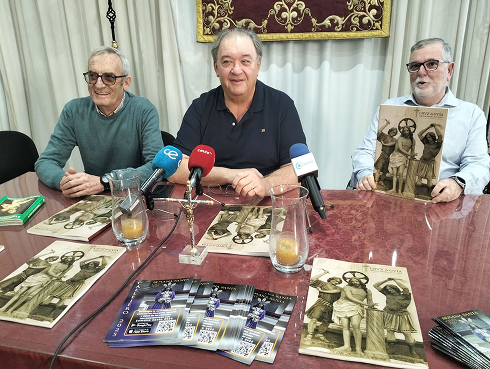Jesús Bollit, en el centro, durante la presentación de la revista/FOTO EL PUEBLO