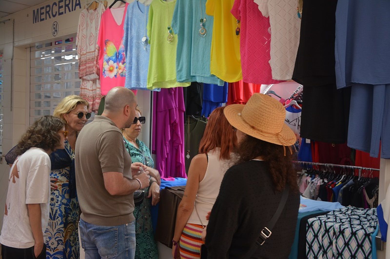 Triano hablando con una comerciante que regenta una tienda de ropa. / FOTO J.I.M.