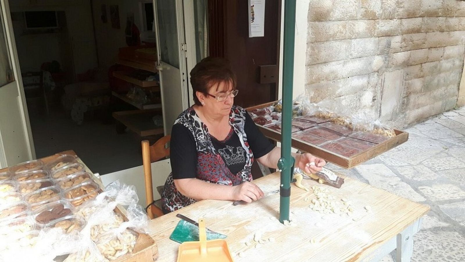 Una mujer prepara pasta a las puertas de su casa/ FOTO: FACEBOOK