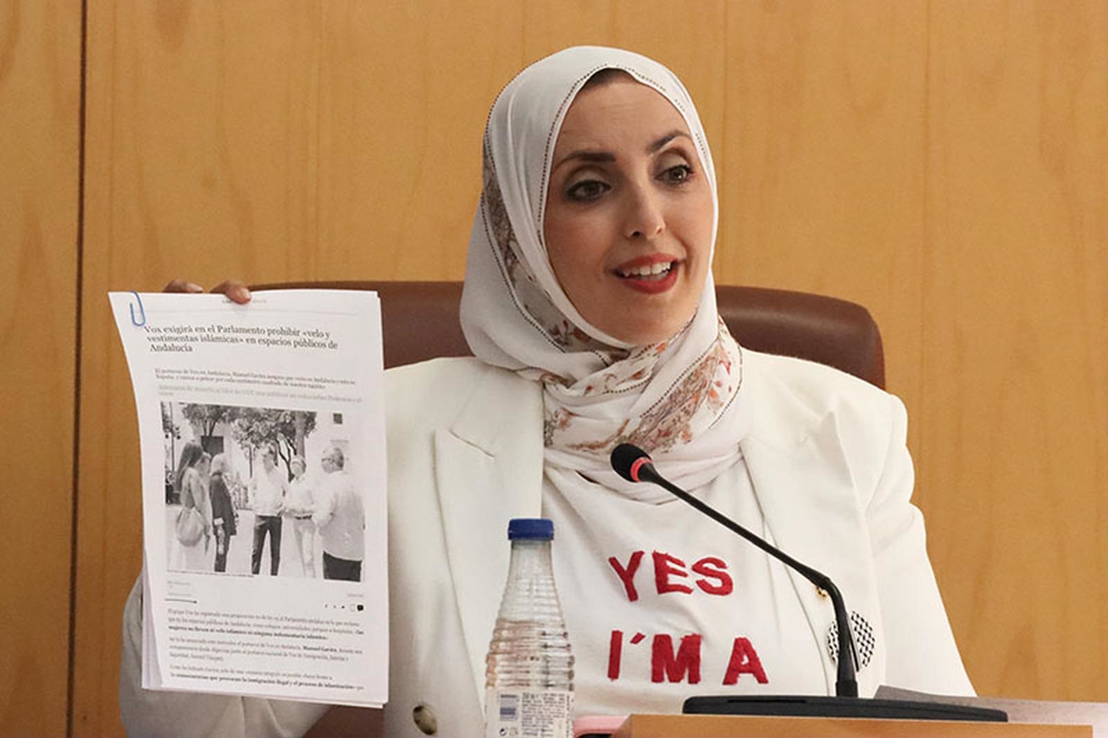 Hamed lució en el pleno una camiseta con el lema "Yes, I'm a feminist"/FOTO REDUAN