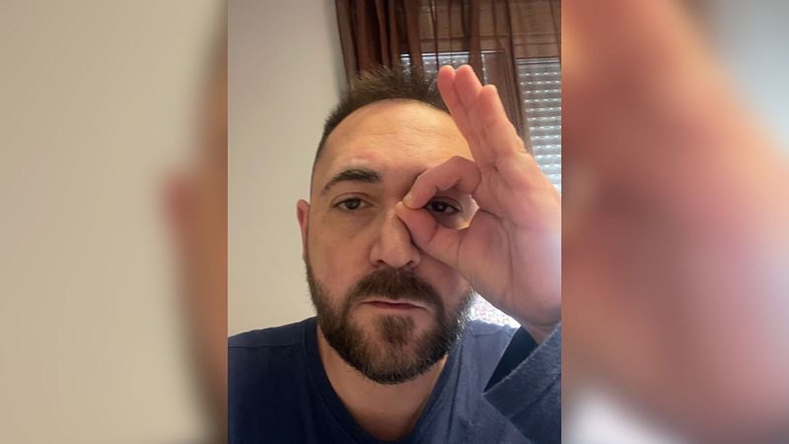 José Pacheco haciendo el gesto representativo de "Objetivo Diagnóstico", asociación de la que es miembro desde hace más de tres años./ FOTO CEDIDA