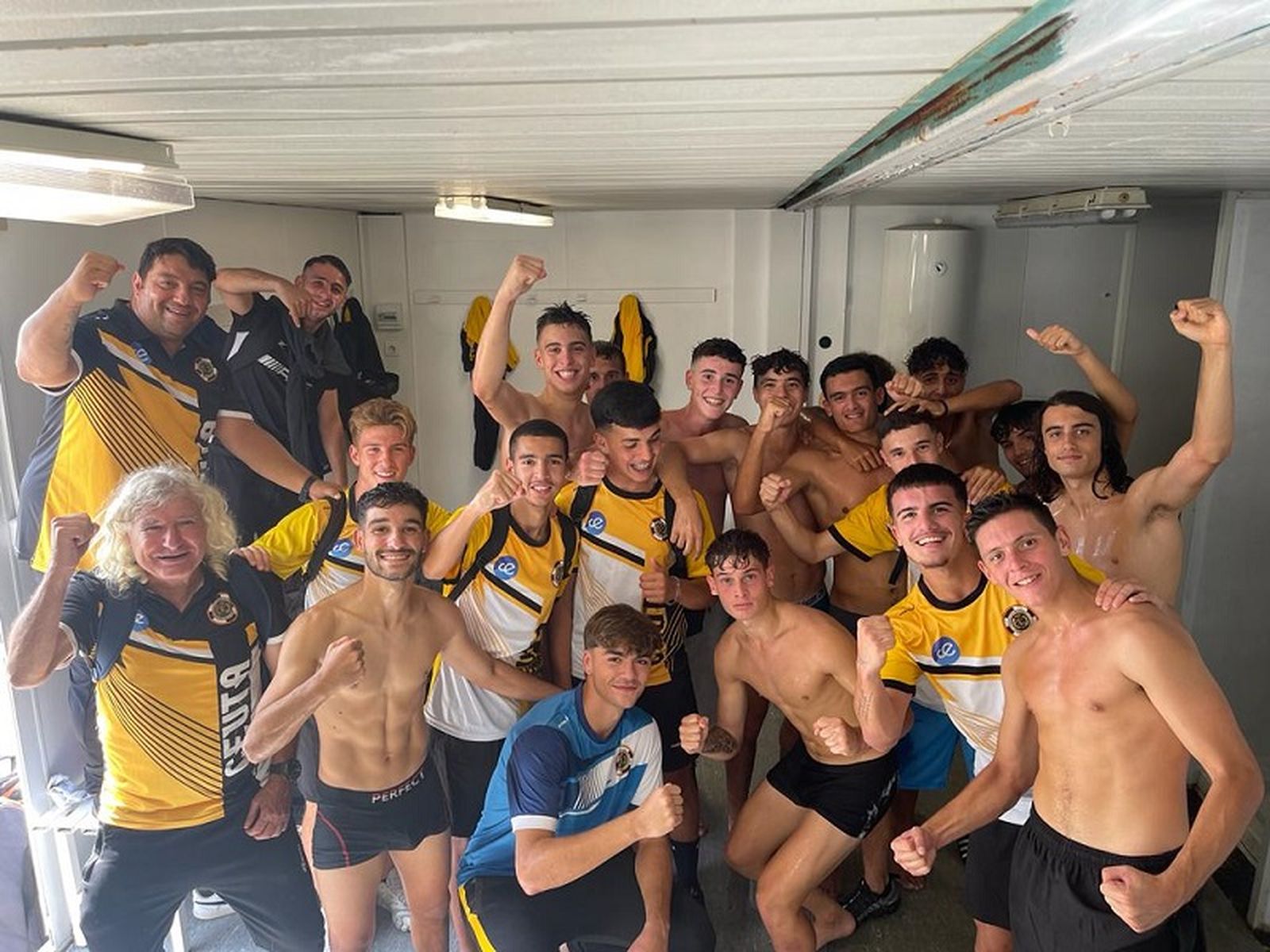 El equipo celebró el empate a lo grande. / FOTO CEDIDA