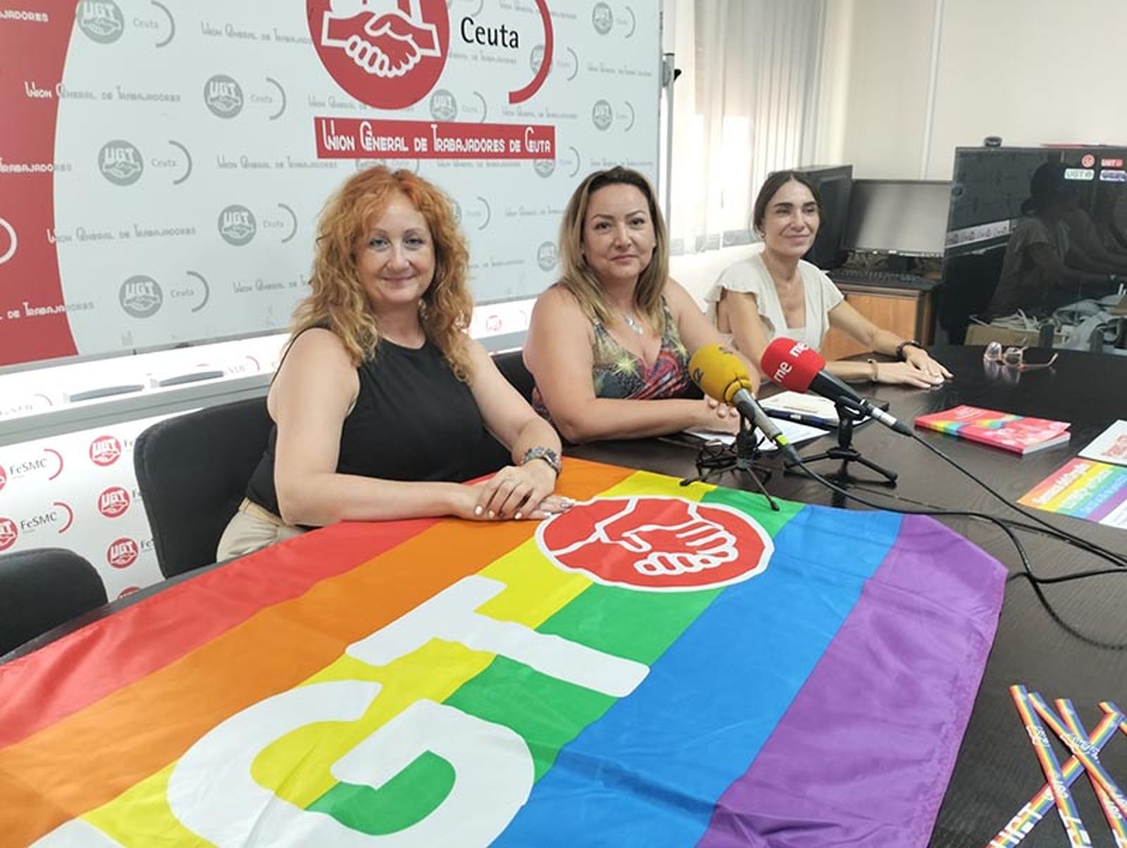 Yolanda Aparicio, en el centro, durante su comparecencia ante los medios/FOTO EL PUEBLO