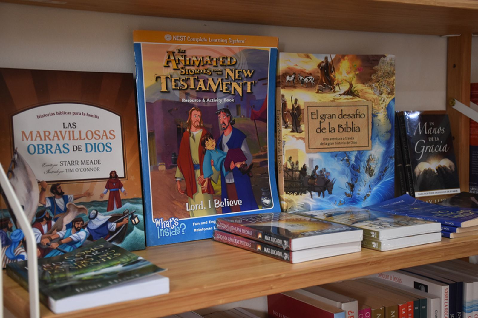 Libros sobre religión cristiana en la librería 'Palabras de Vida'. / FOTO G.S.