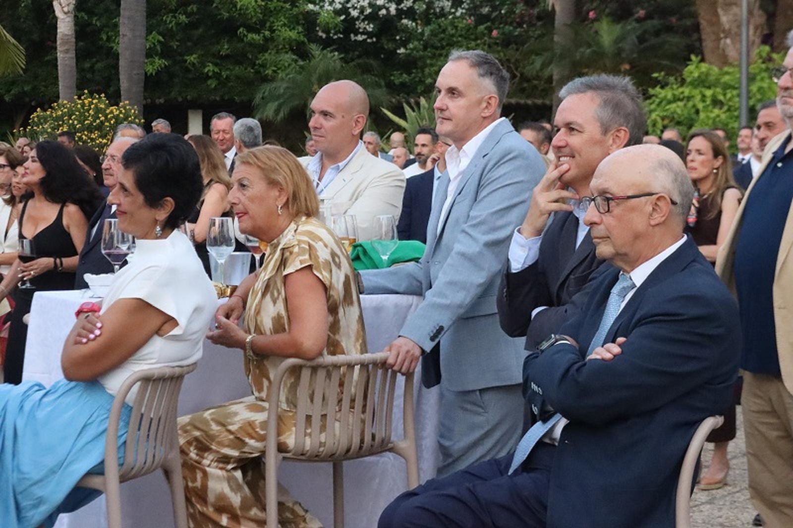 Así fue la imposición de la Medalla de Oro de la Cámara de Comercio a Juan Bravo. / FOTO REDUAN