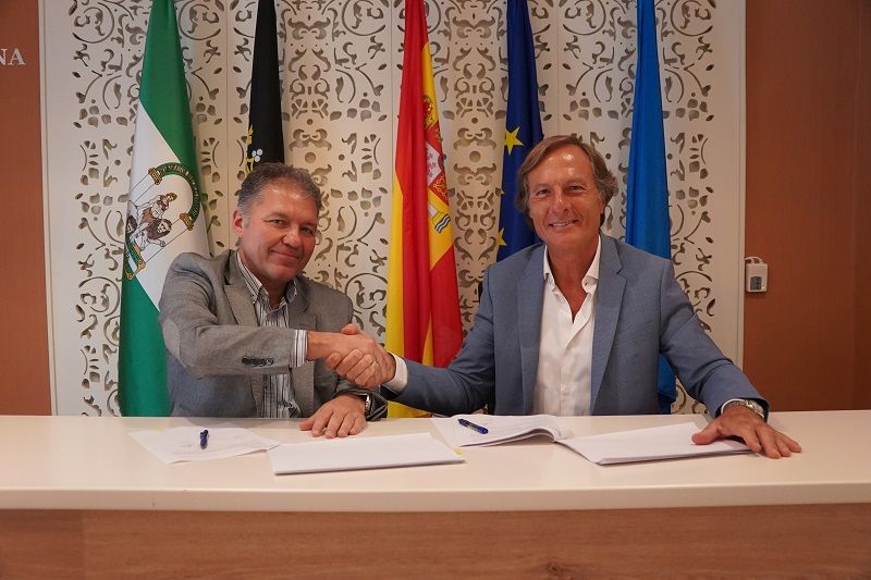 El presidente del COMCE, Enrique Roviralta, durante la firma del acuerdo con el director médico y cofundador de Docline, Roberto Medina. / FOTO CEDIDA