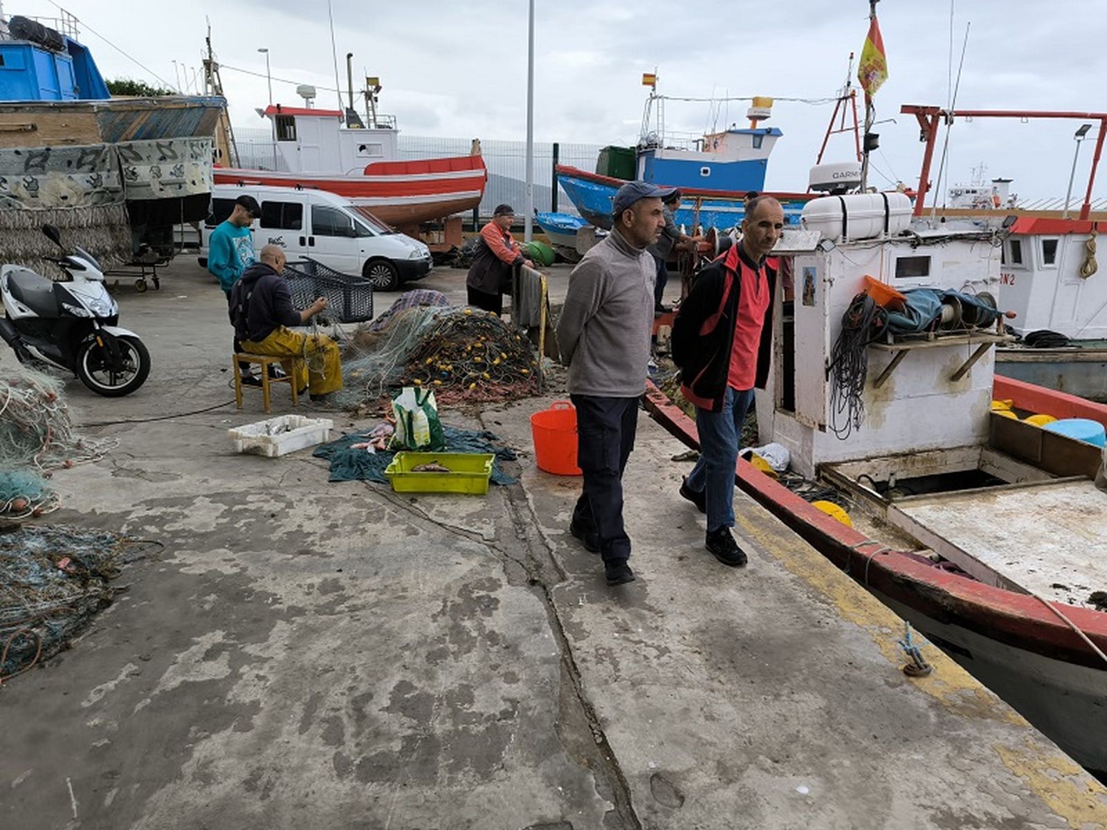 Pescadores en la lonja de Ceuta. / FOTO NICOL'S