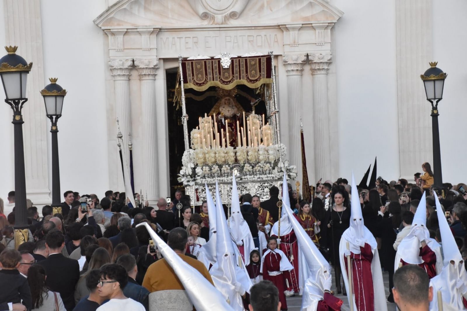 Viernes Santo para la historia: La Expiración, sin ruedas y a costaleros. / FOTO NICOL'S