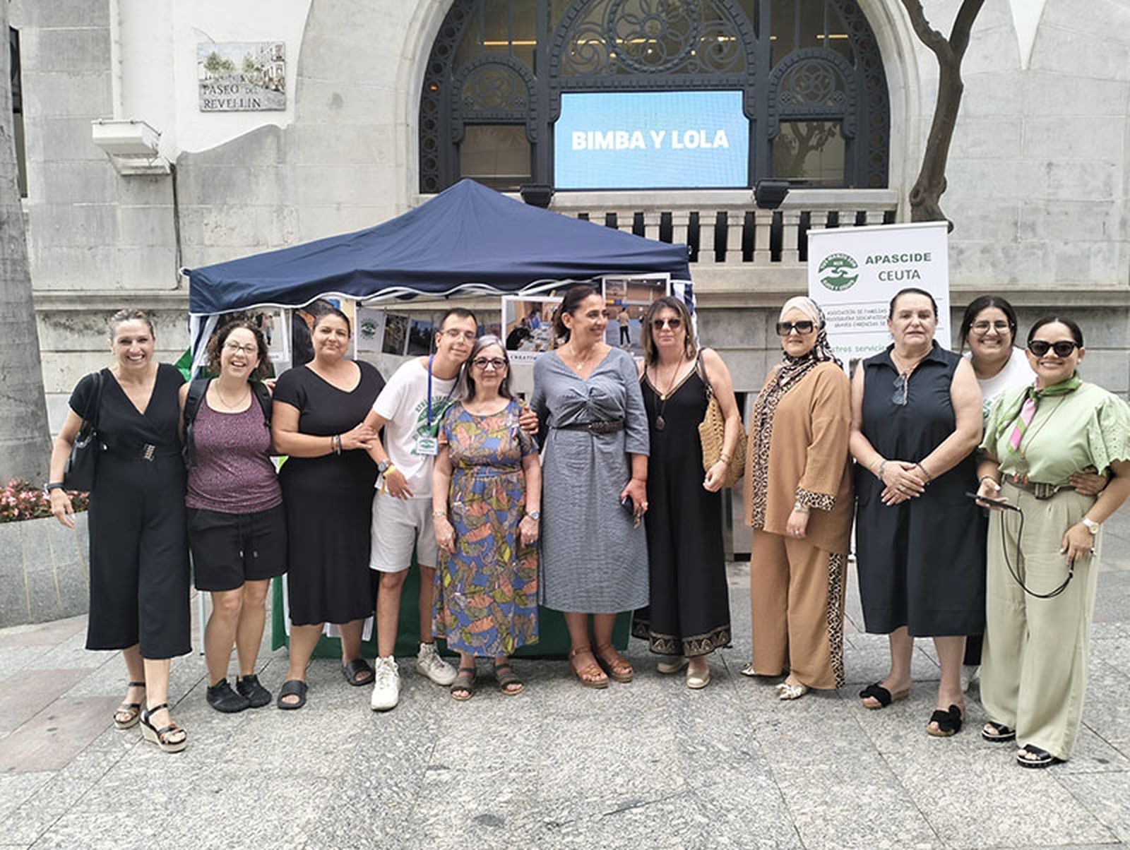 Activistas de la asociación, hoy en el Paseo del Revellín/FOTO EL PUEBLO