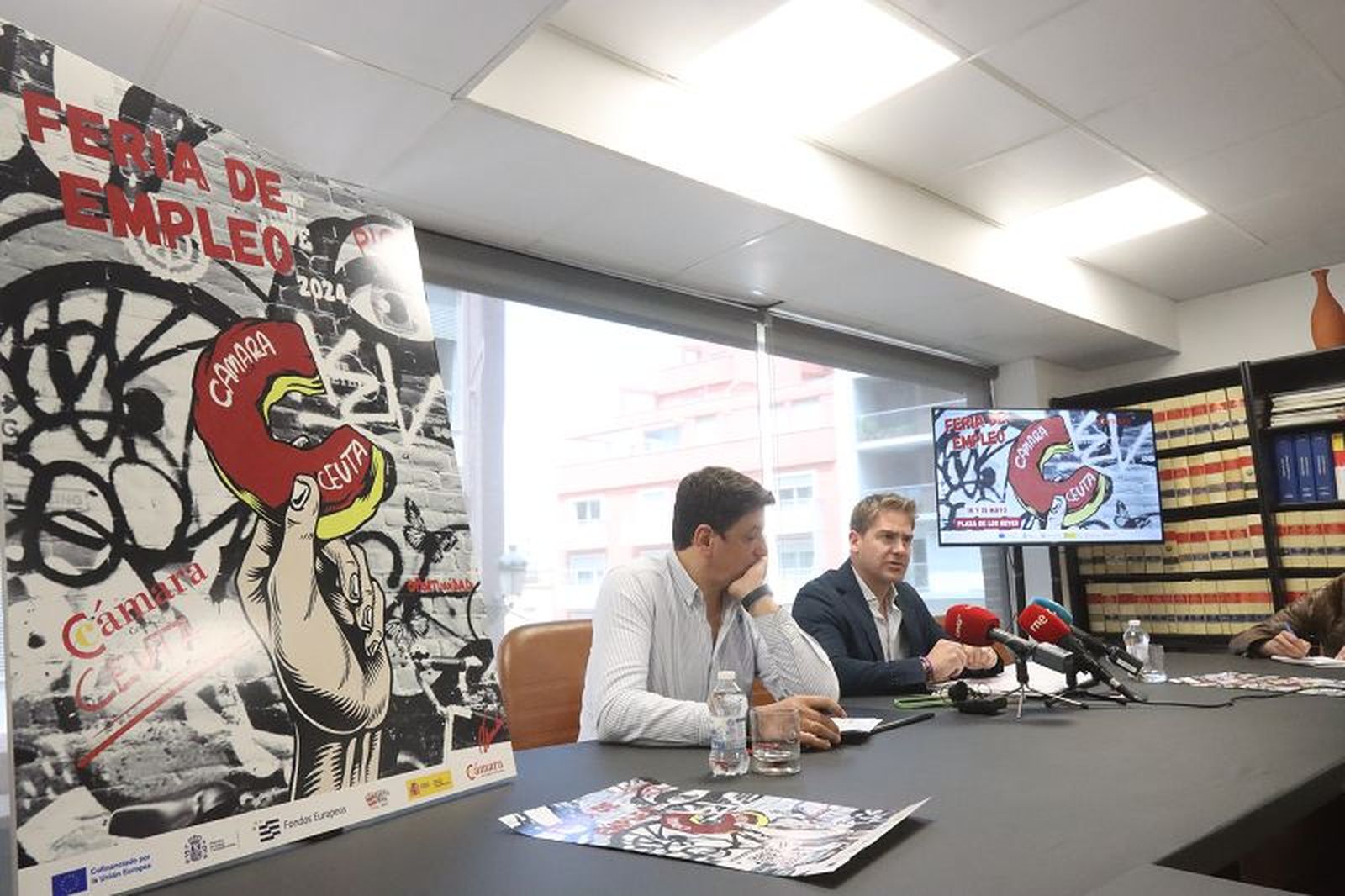 Joaquín Mollinedo (izrda.) junto a Karim Bulaix durante la presentación de la VIII Feria de Empleo, este lunes./ FOTO REDUAN