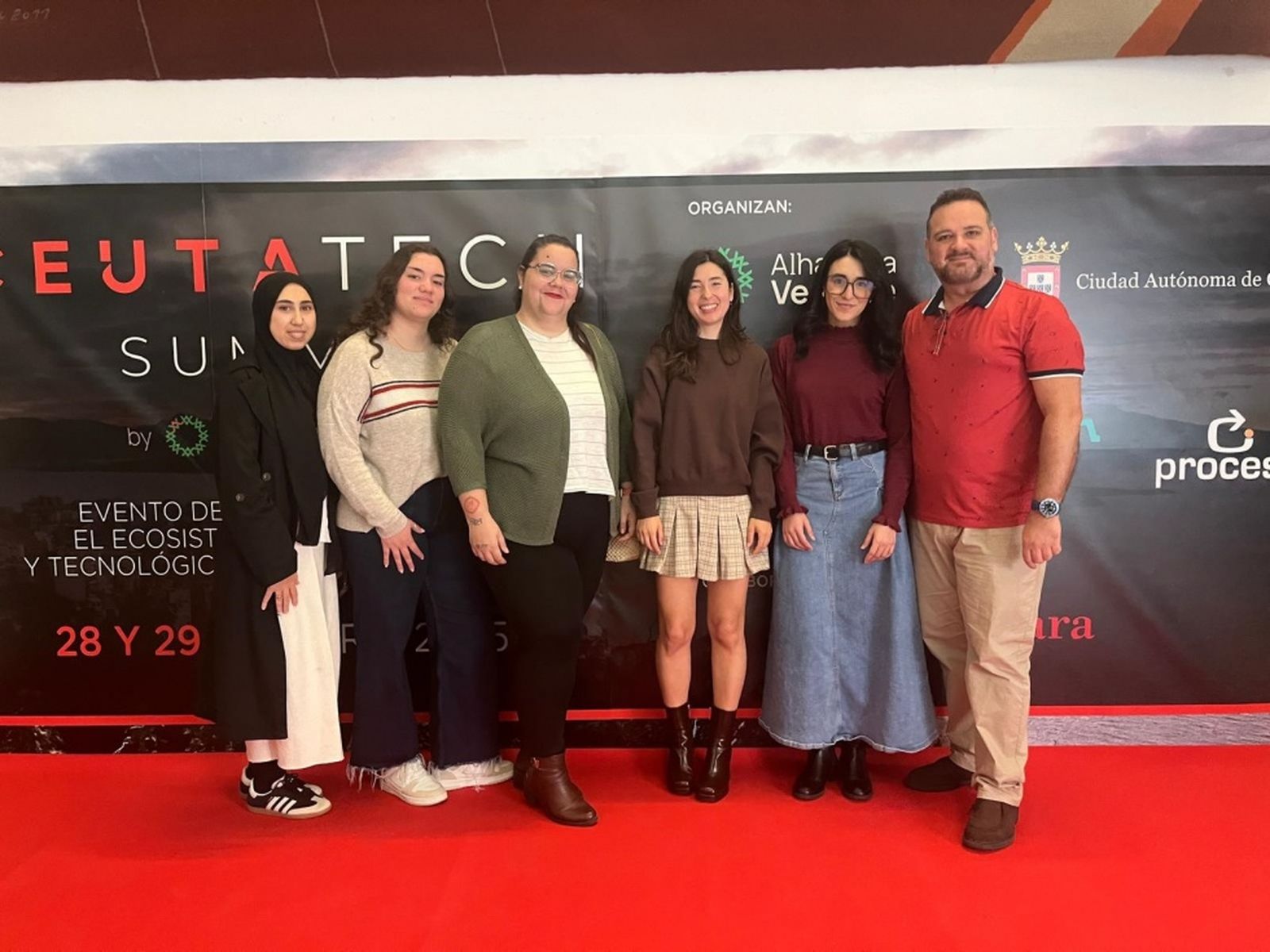 Alumnos de la Escuela, junto al profesor David Muñoz Arbona/FOTO CEDIDA