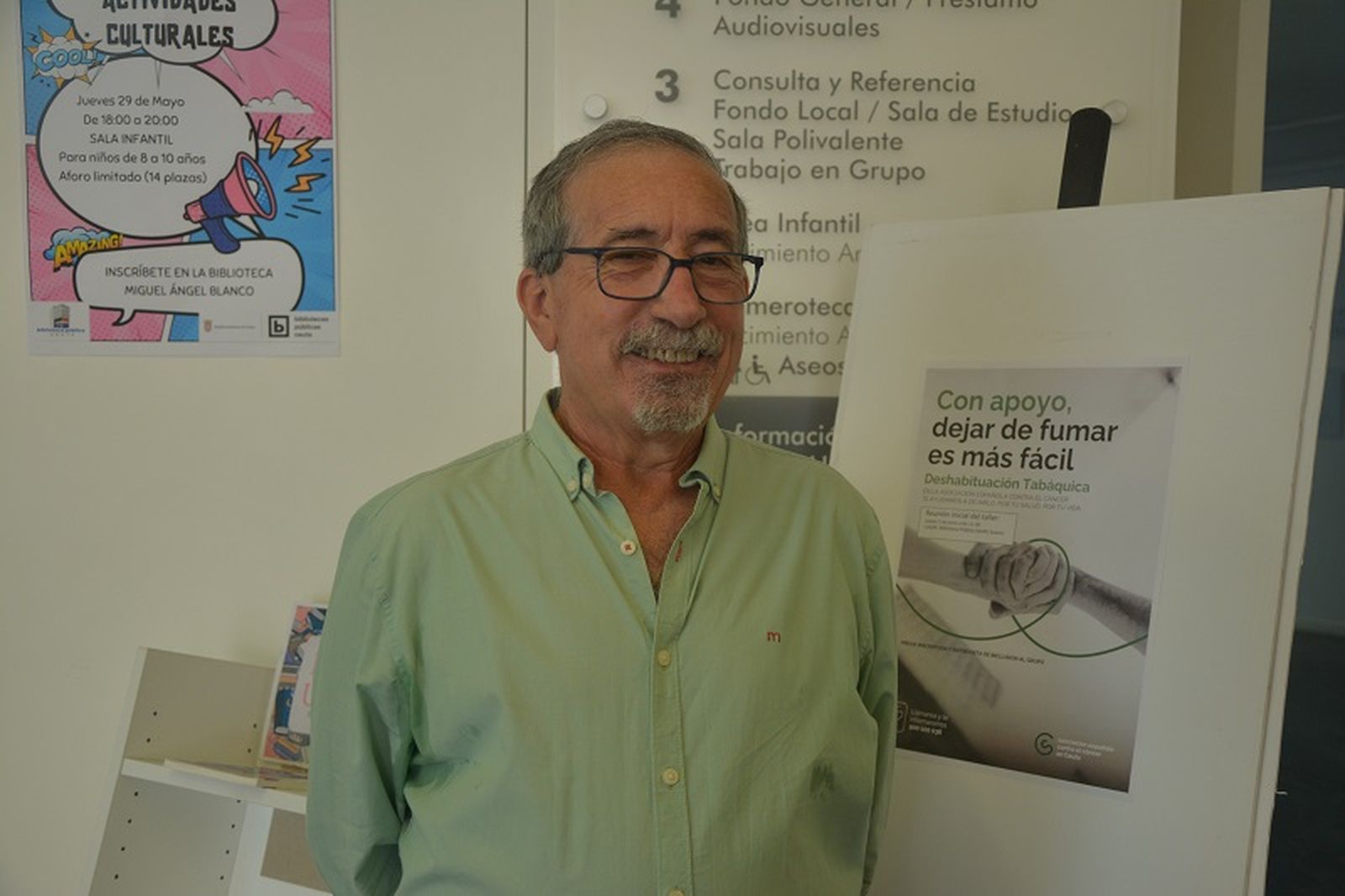 Francisco Marchante junto al cartel de la terapia para dejar de fumar. / FOTO J.I.M.