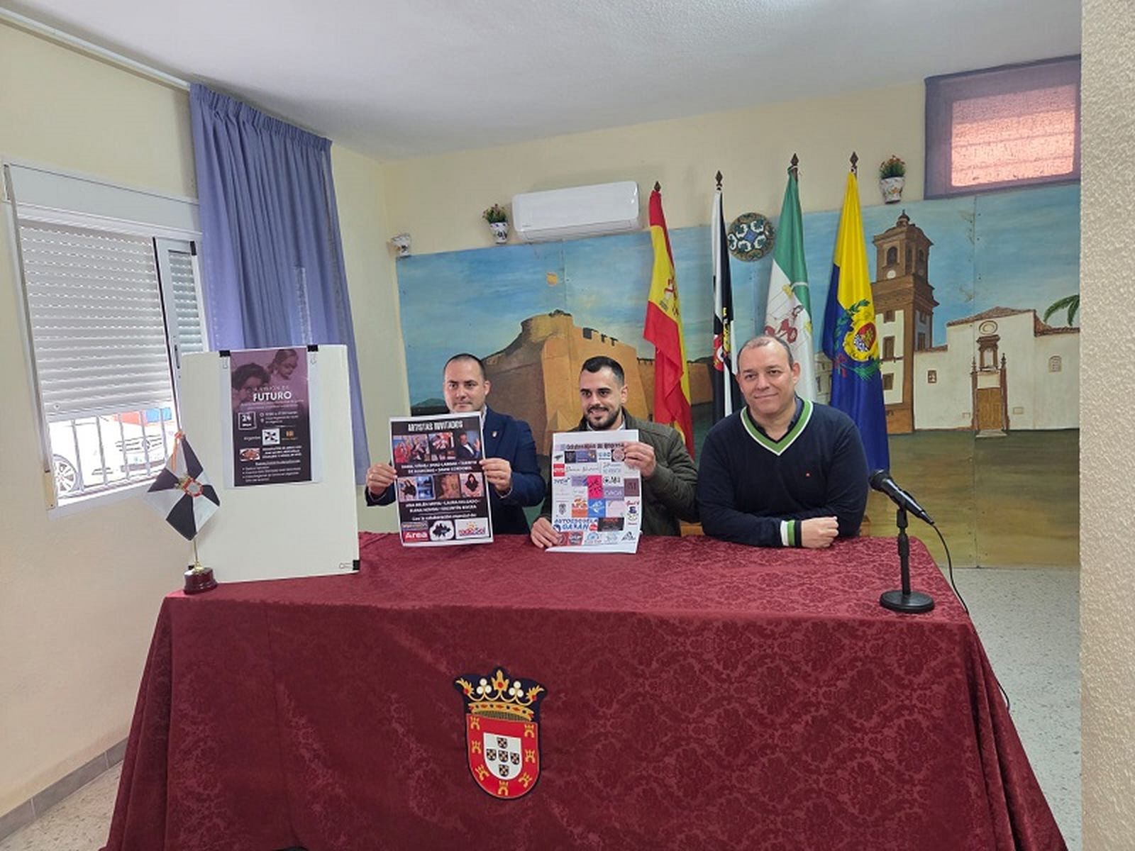 Miembros de la Casa Regional de Ceuta en Algeciras mostrando el cartel. / FOTO CEDIDA