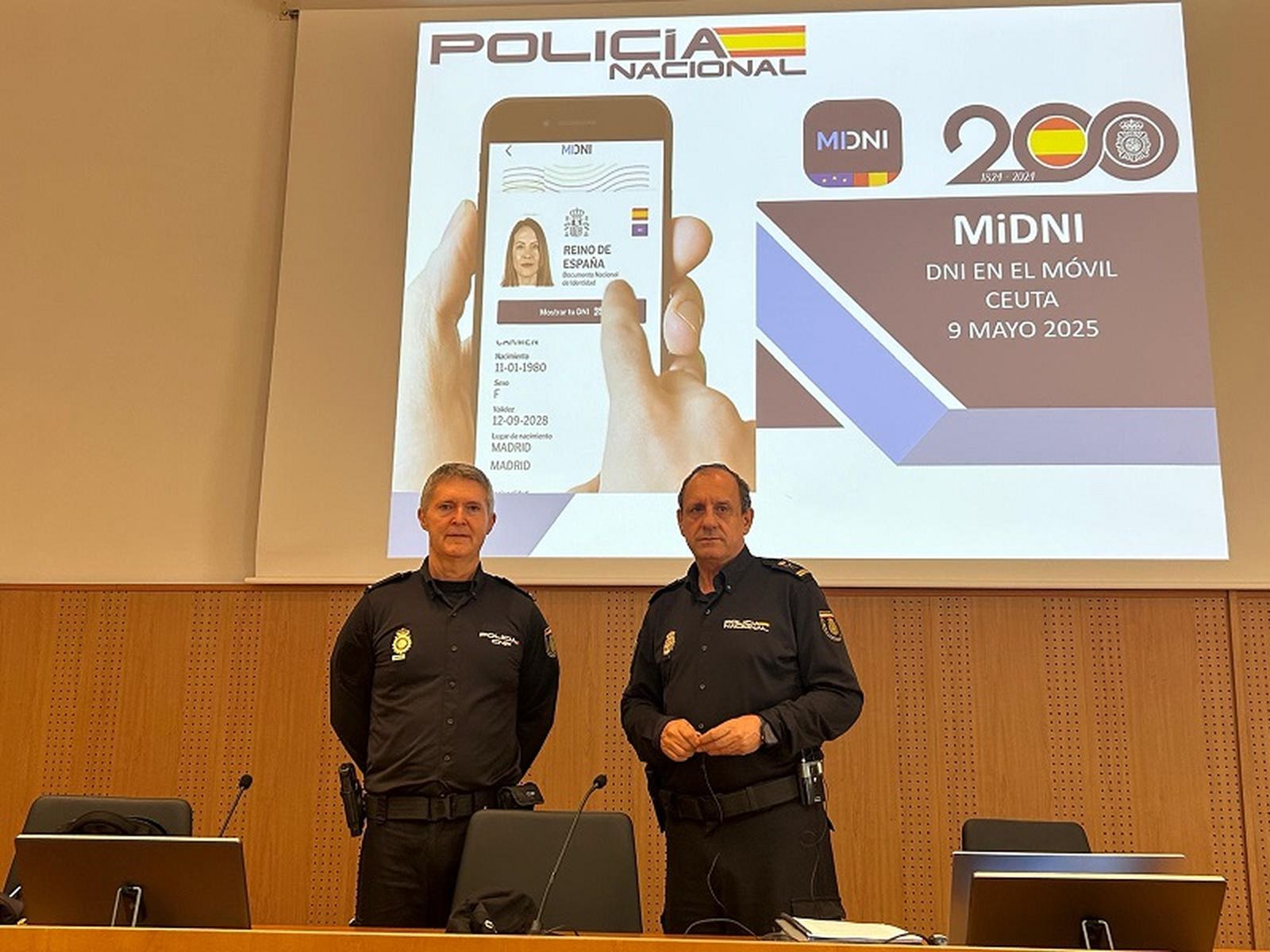 El jefe superior de Policía de Ceuta, Francisco López Gordo, y el jefe de la División de Documentación de la Policía Nacional, Francisco Herrero. / FOTO G.S.