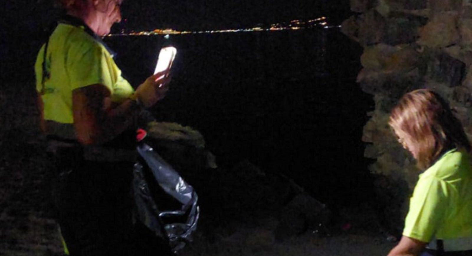 Trabajadores de Servilimpce recogiendo residuos | FOTO E.P.