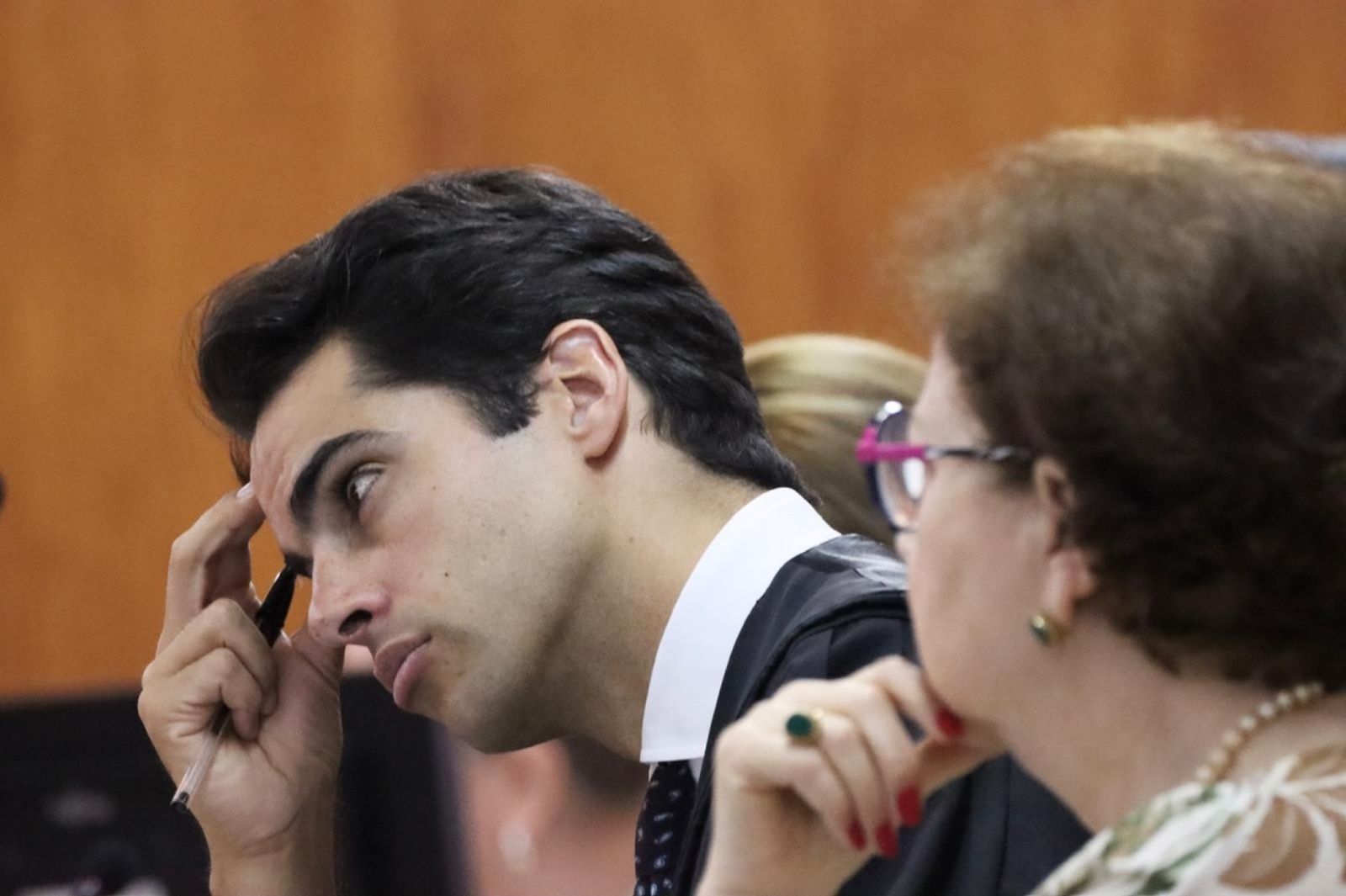 El abogado de Mateos junto a la exdelegada del Gobierno en Ceuta durante la vista. / FOTO REDUAN