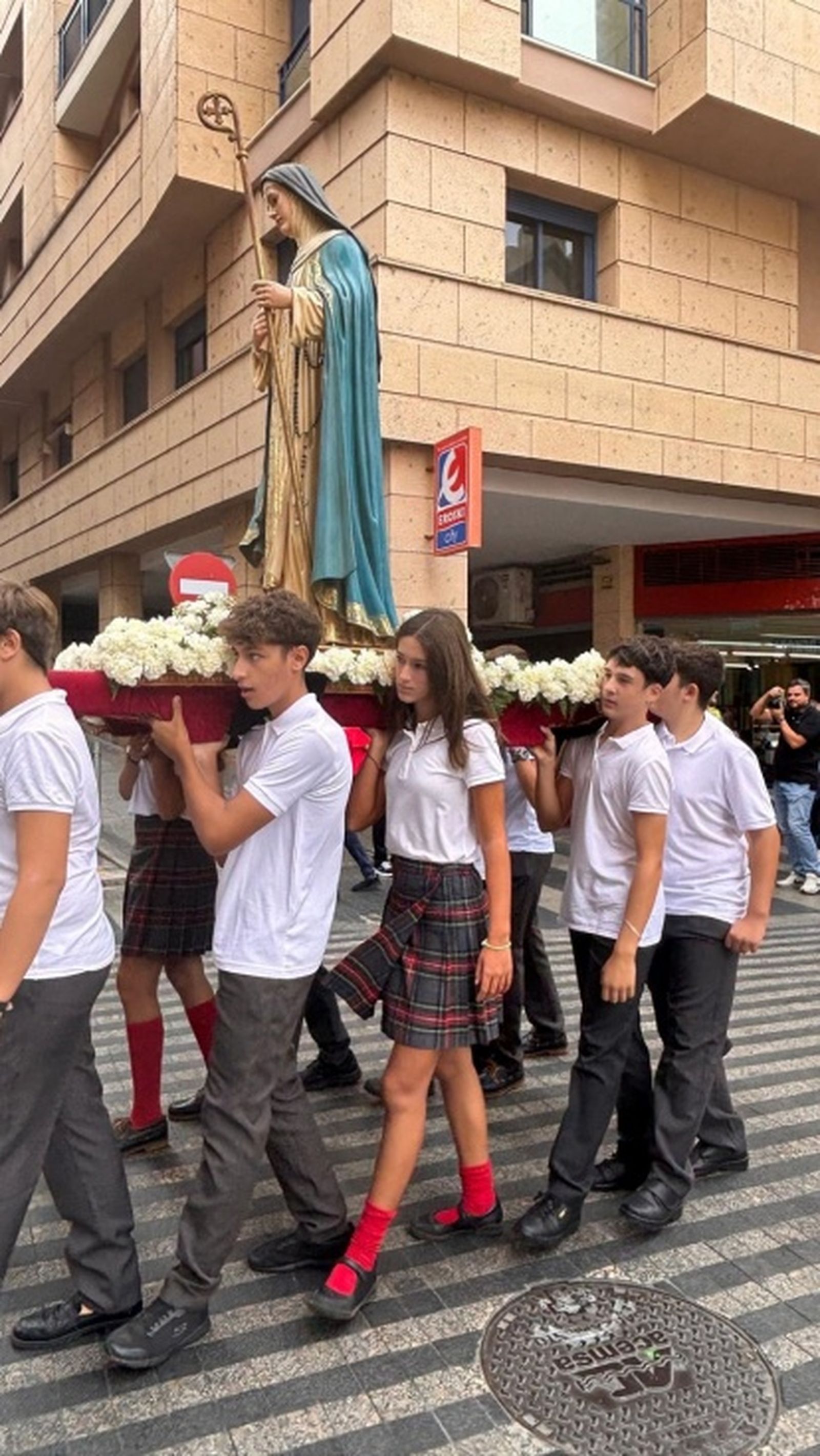 Alumnos de secundaria trasladan a la Santa en parihuela | FOTO CEDIDA