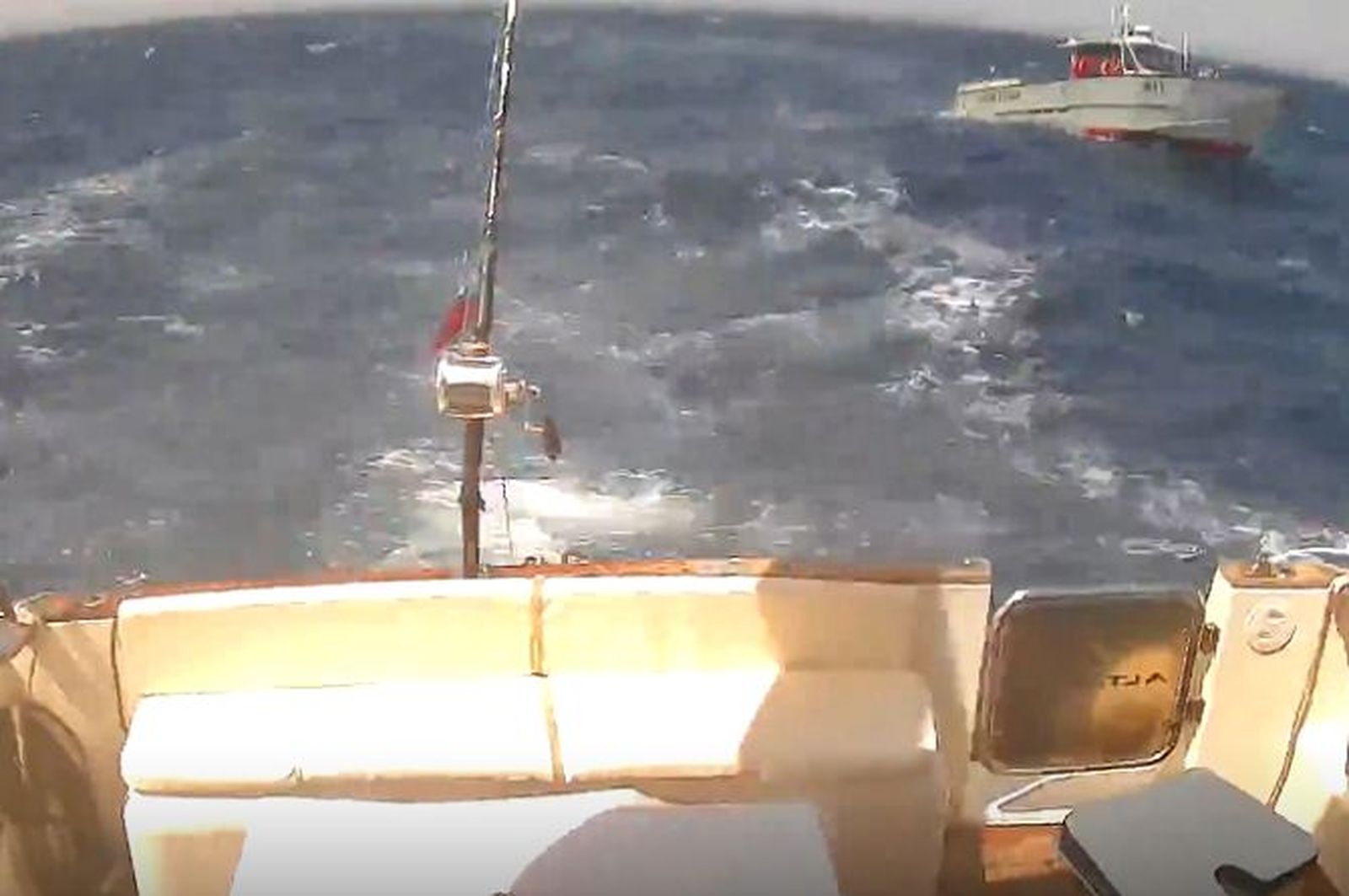 La popa del barco acosado por la patrullera de Marruecos, arriba a la derecha. / EL CONFIDENCIAL