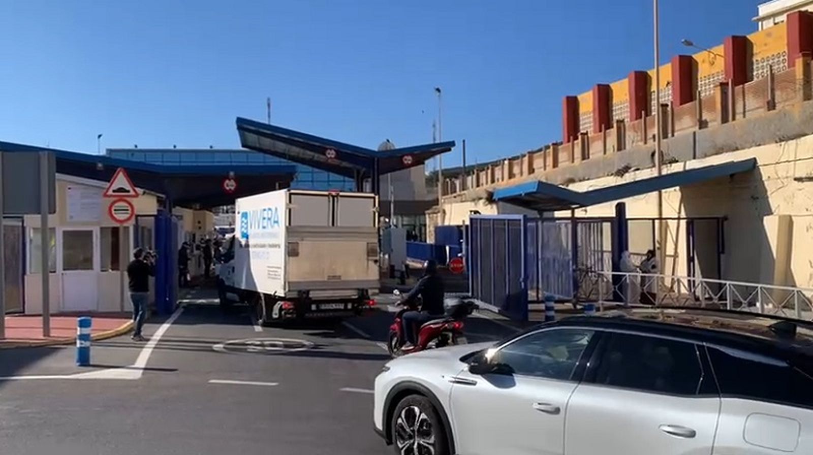 Un camión de Vivera cruzando la frontera del Tarajal. / FOTO J.I.M.