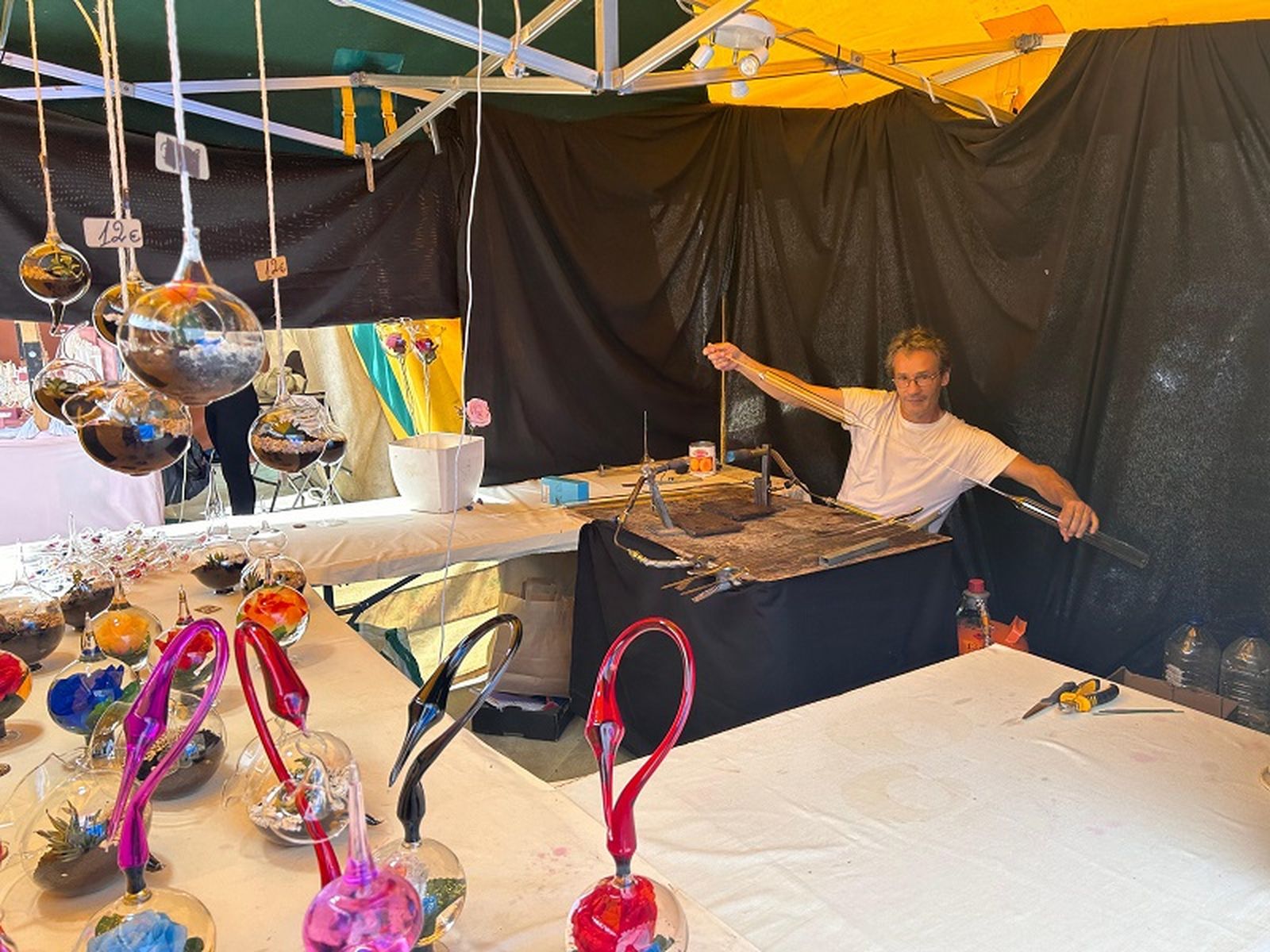 Marcel elabora piezas de decoración con vidrio soplado | FOTO E.A.Z.