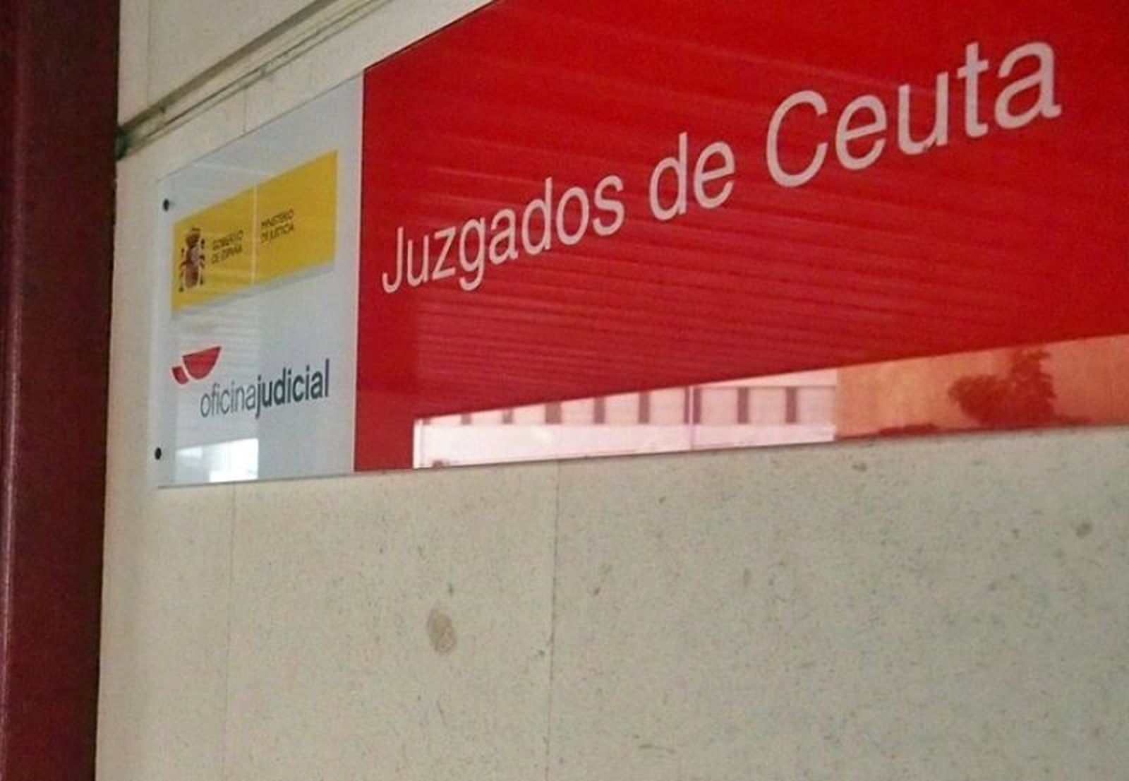 Cartel de los juzgados en el Ceuta Center. / FOTO EL PUEBLO