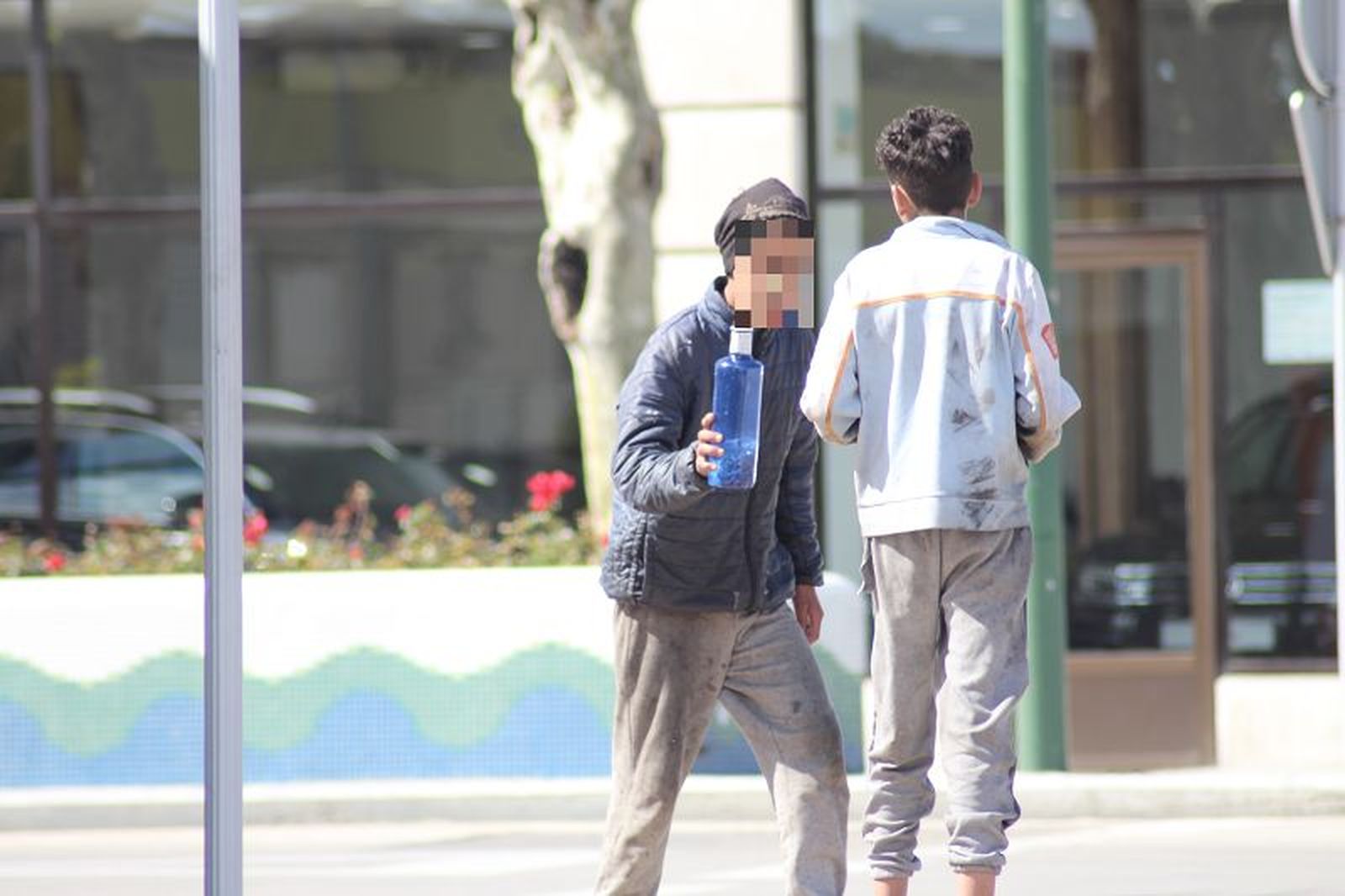 Dos menores por las calles de Ceuta. / FOTO EL PUEBLO