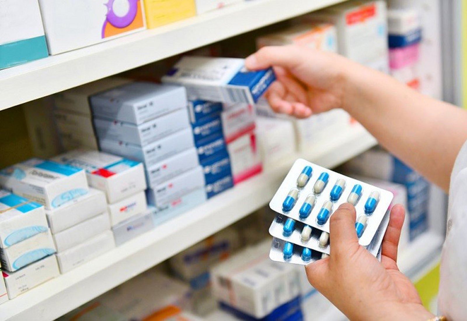 Una trabajadora ordena medicamentos en una oficina de farmacia/FOTO EL PUEBLO