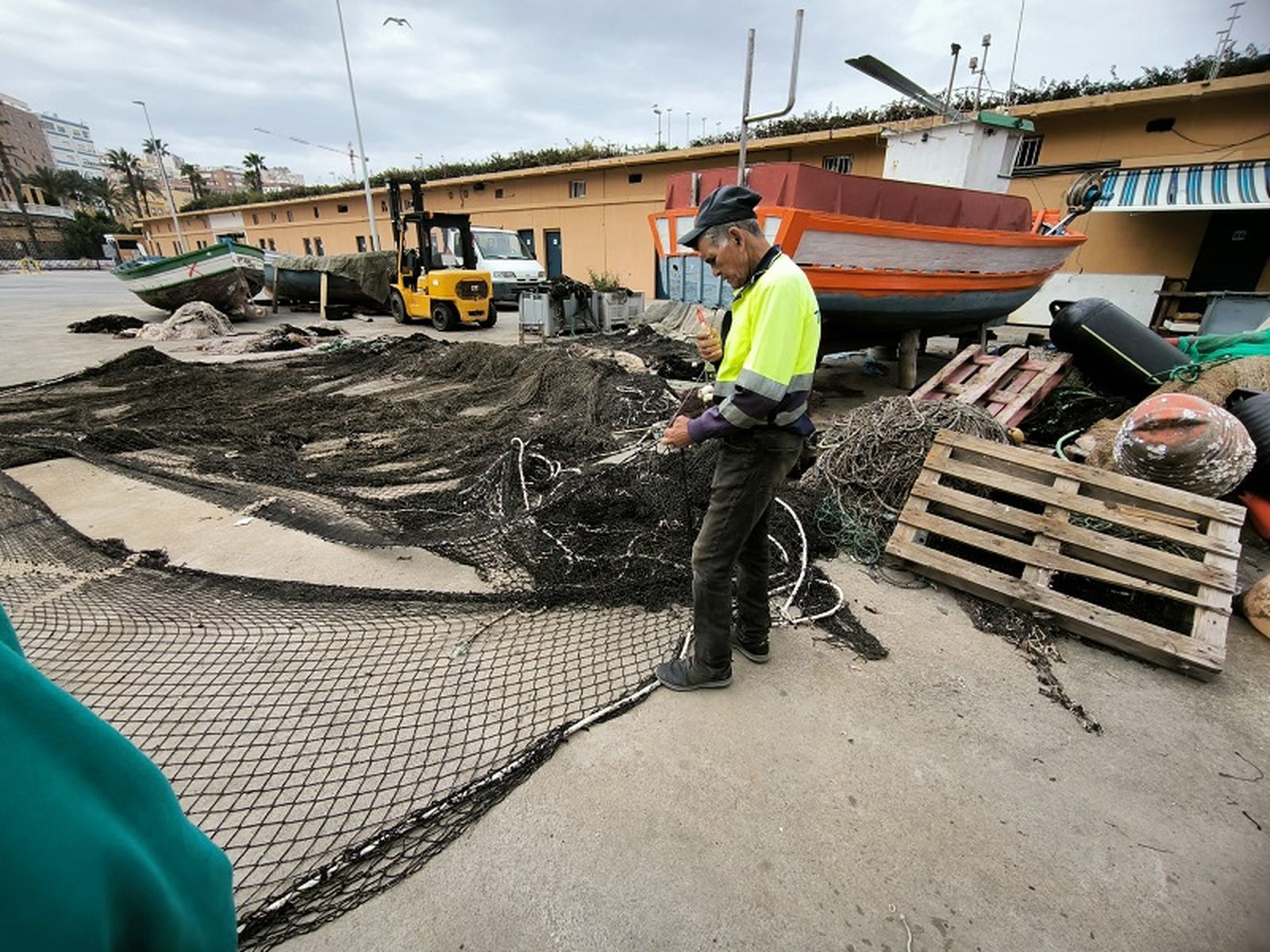 Mohamed en la lonja arreglando las redes que se rompen / FOTO NICOL'S