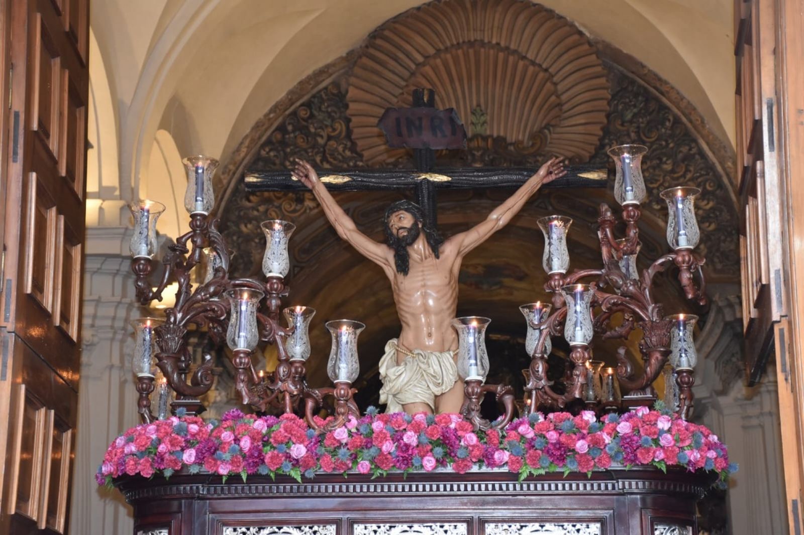 Viernes Santo para la historia: La Expiración, sin ruedas y a costaleros. / FOTO NICOL'S