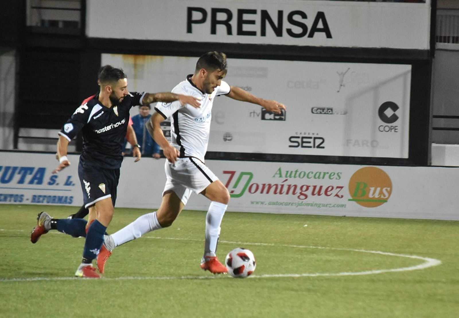 Antoñito, ahora en las filas del Ceuta, disputa un balón con Dani Guerrero. / FOTO NICOL’S