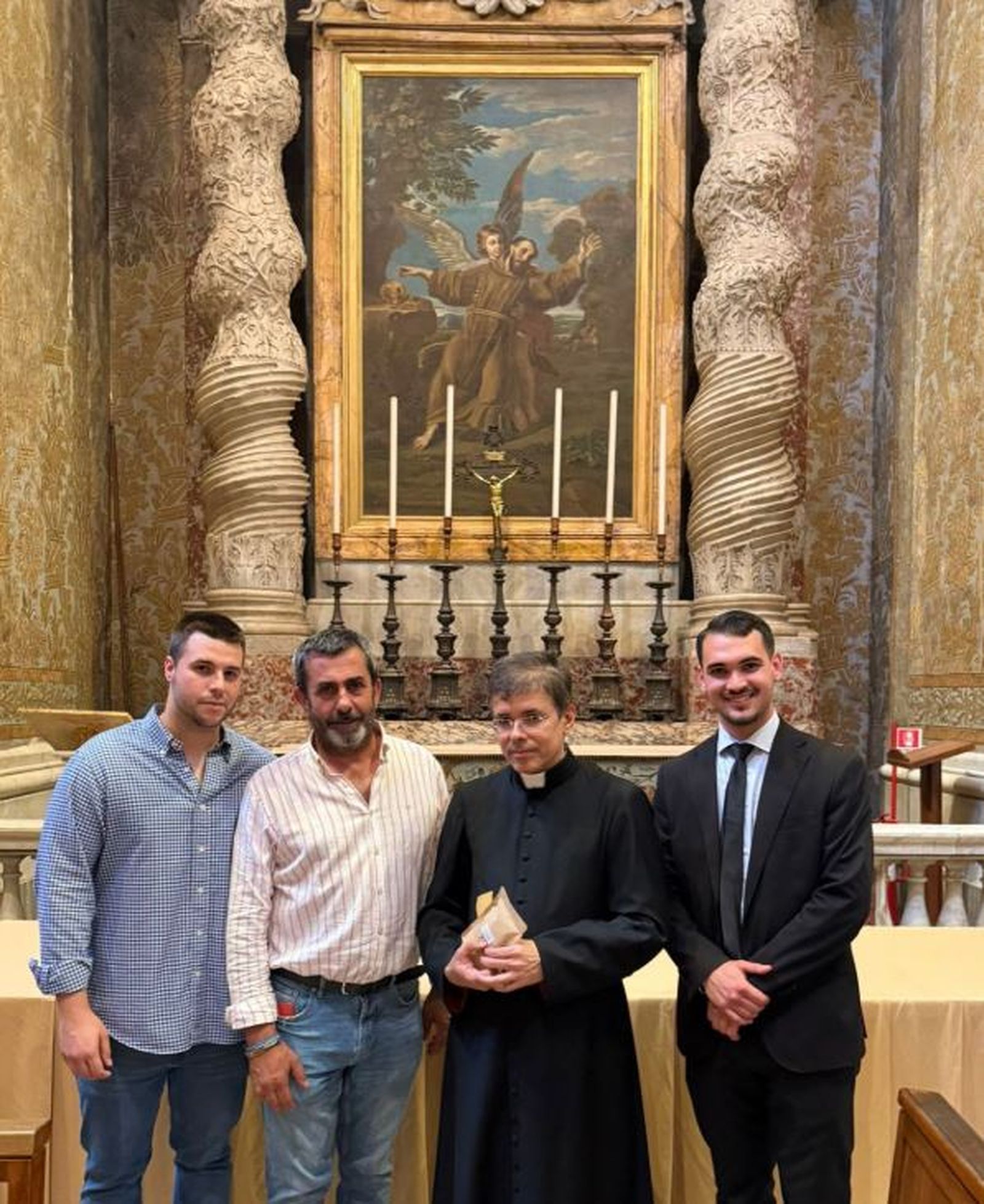 Carlos González (izq), Antonio Juviñá, Flavio de Medeiros y un trabajador del Vaticano, con el incienso en la mano / Cedida