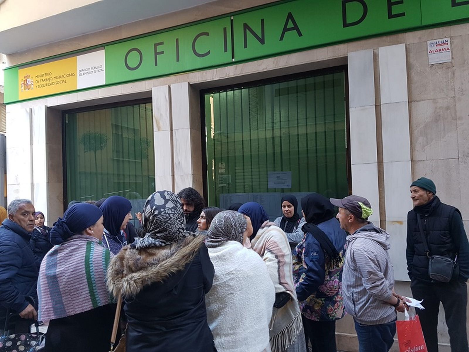 Personas haciendo cola en la oficina de empleo de Ceuta. / FOTO EL PUEBLO