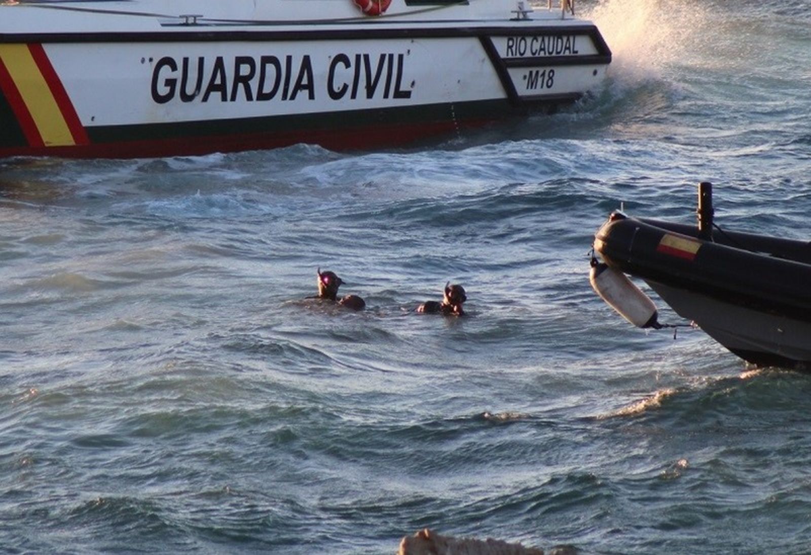 Agentes de la Guardia Civil rescatan a un migrante/EL PUEBLO