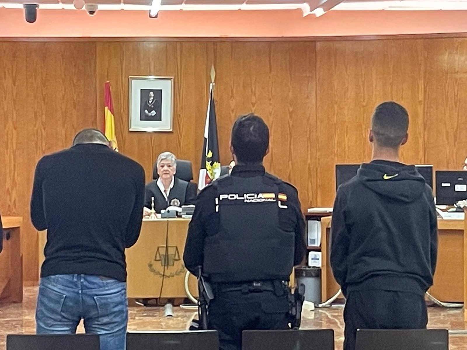 Desde la izquierda: M.B., un policía y a la derecha, I.M. / FOTO REDUAN