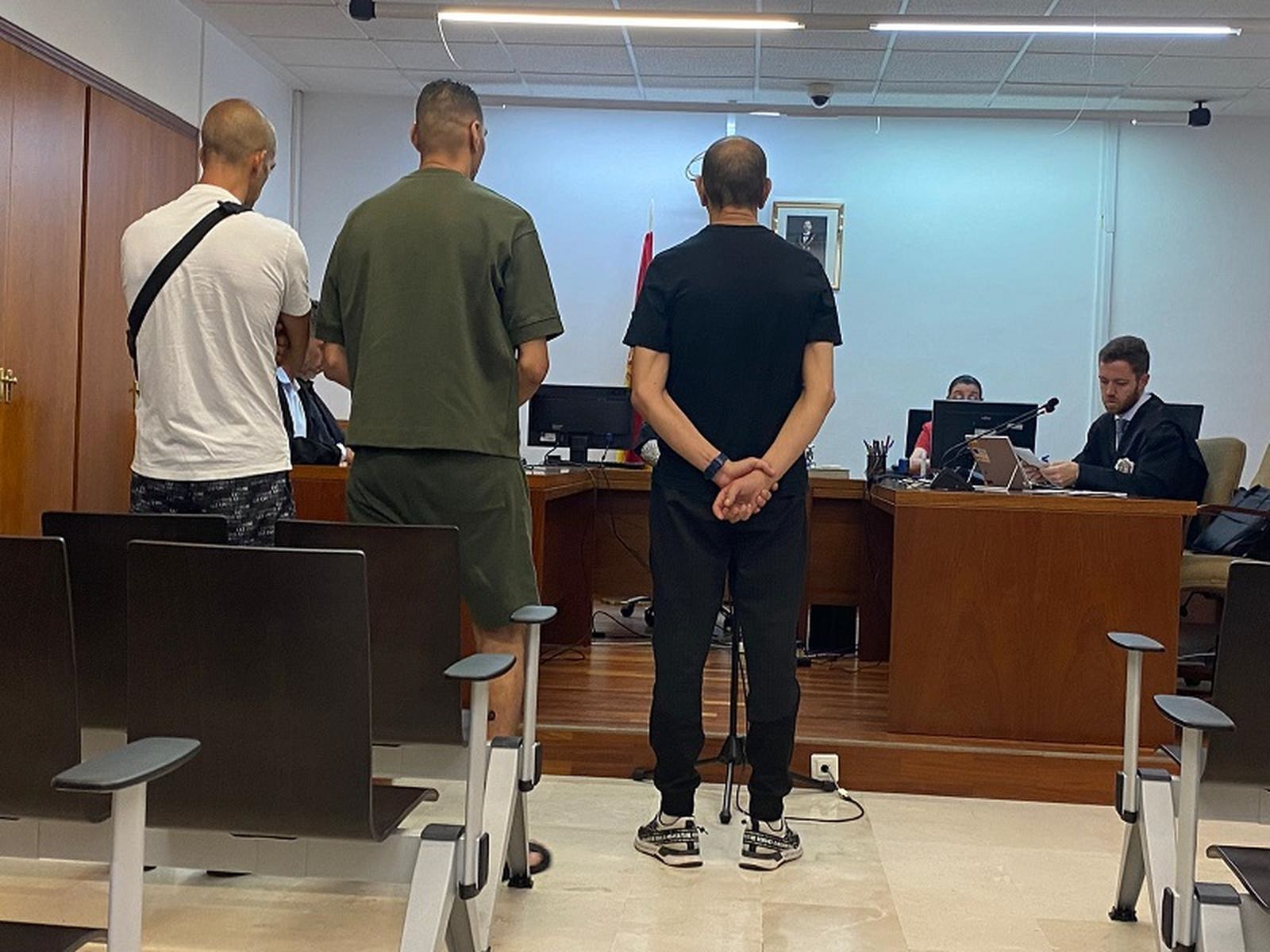 Los acusados escuchan la sentencia del juez. / FOTO E.P.