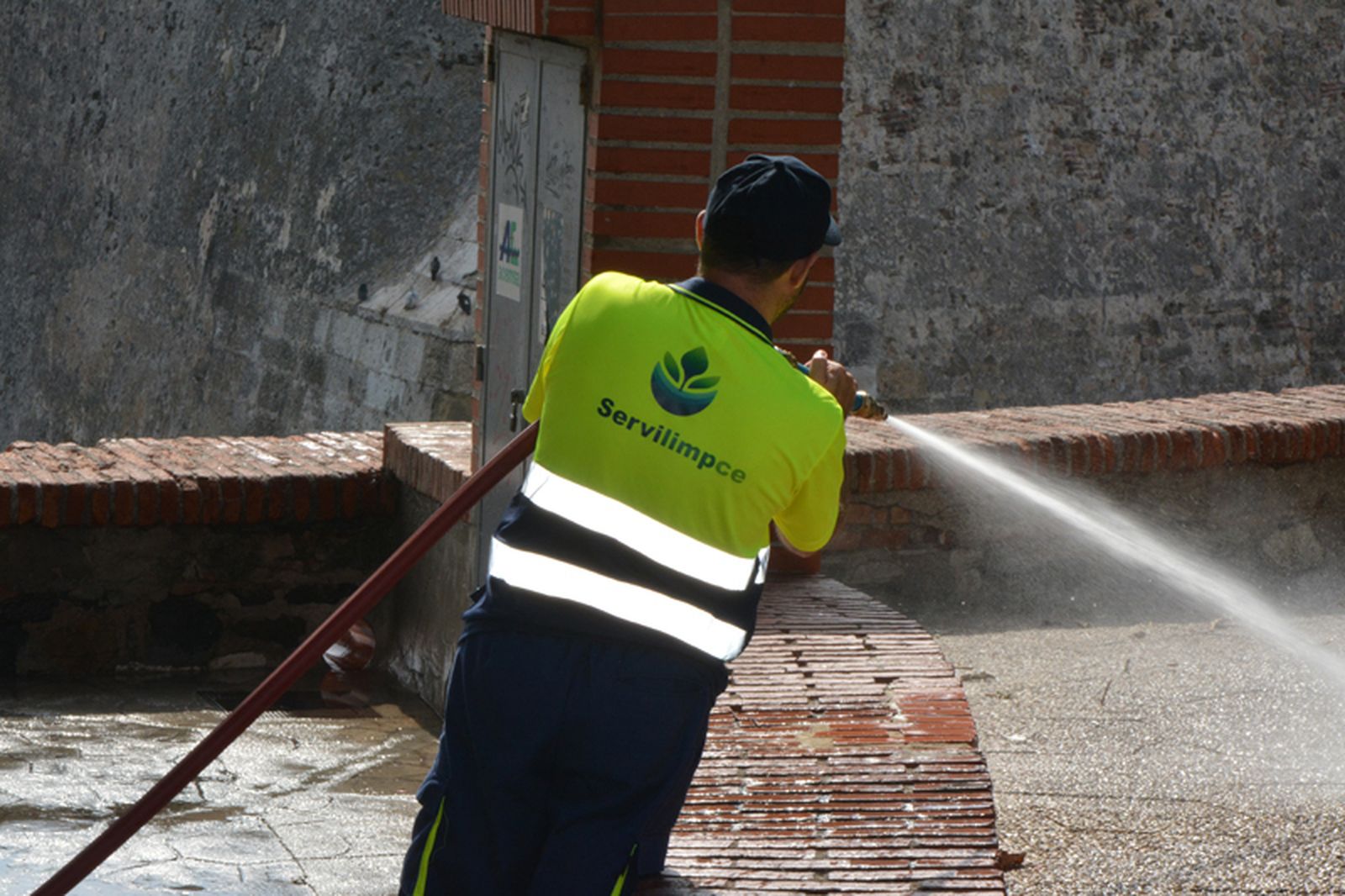 Un trabajador de Servilimpce/FOTO EL PUEBLO
